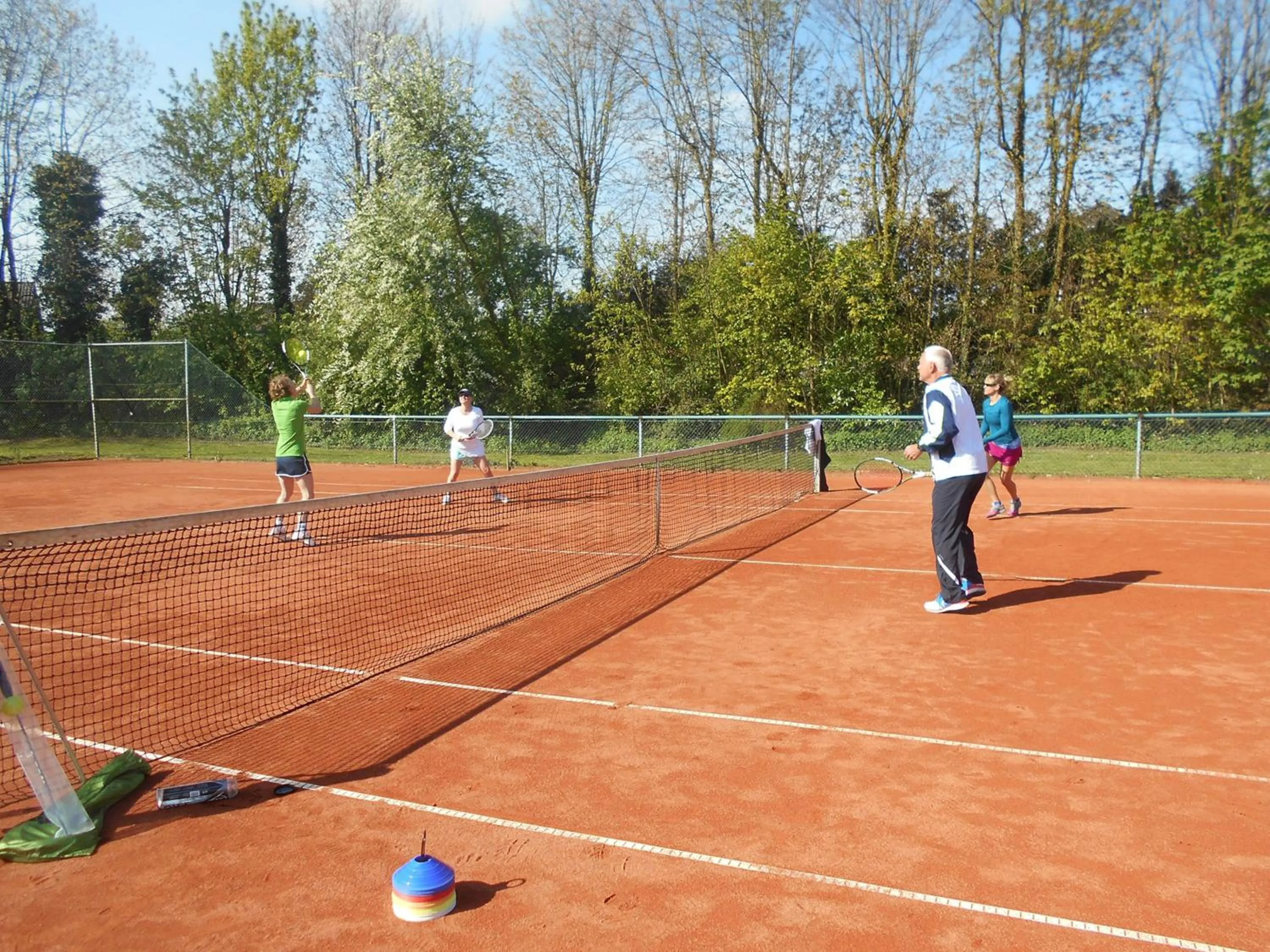 Tennis court in Sport- und Tagungshotel De Poort