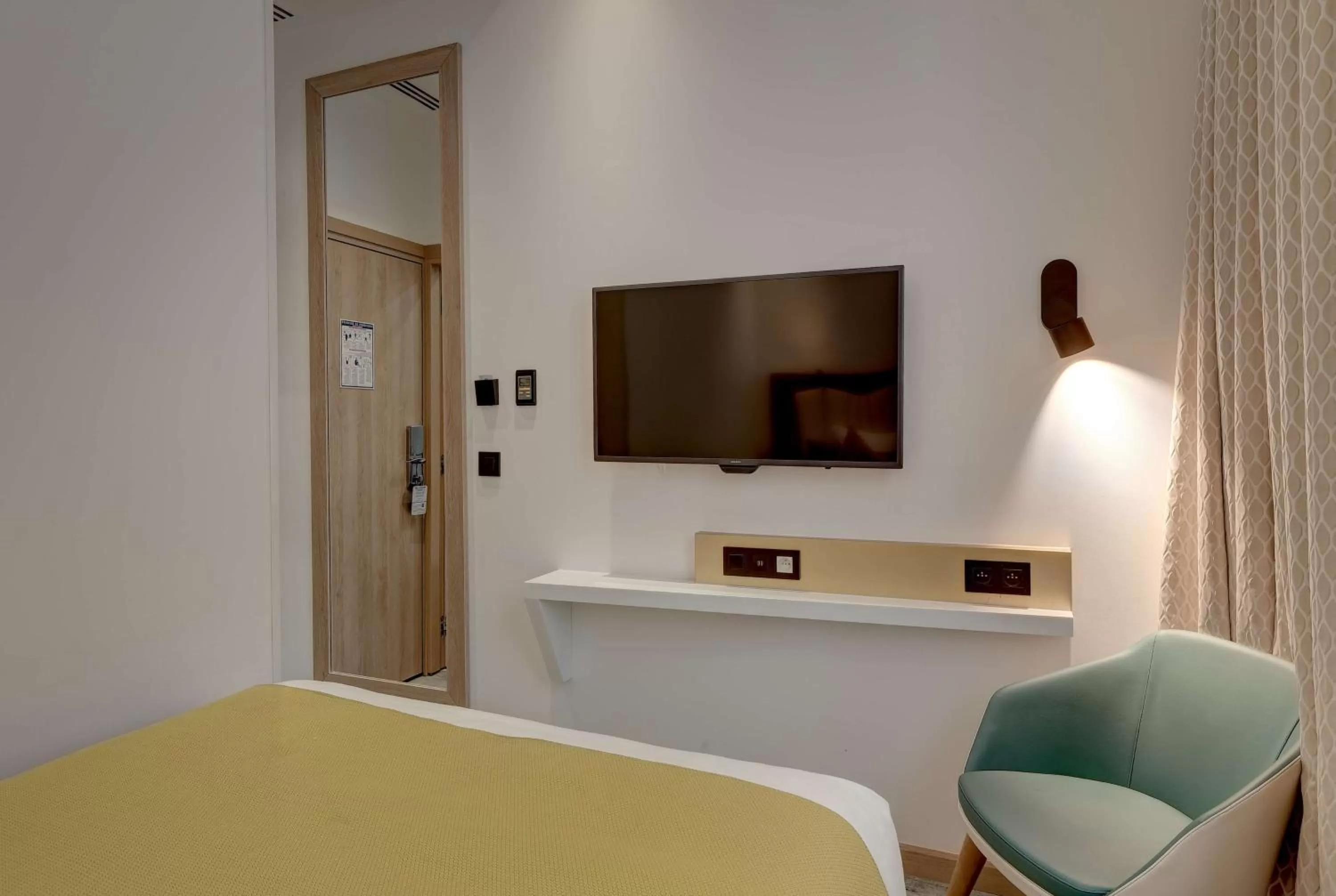 Photo of the whole room, Bed in Best Western Plus Comedie Saint Roch