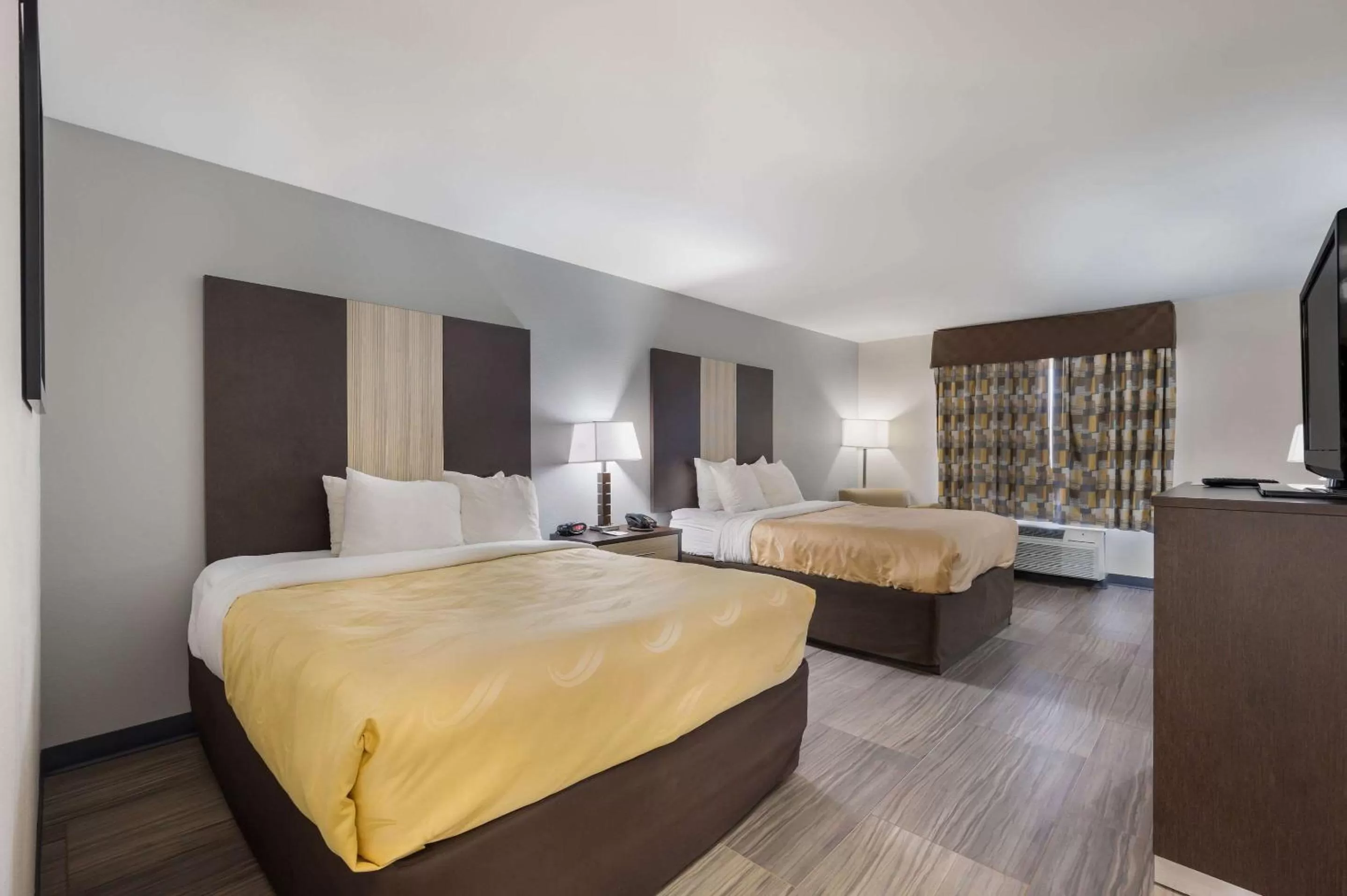 Photo of the whole room, Bed in Quality Inn & Suites Huntsville Research Park Area