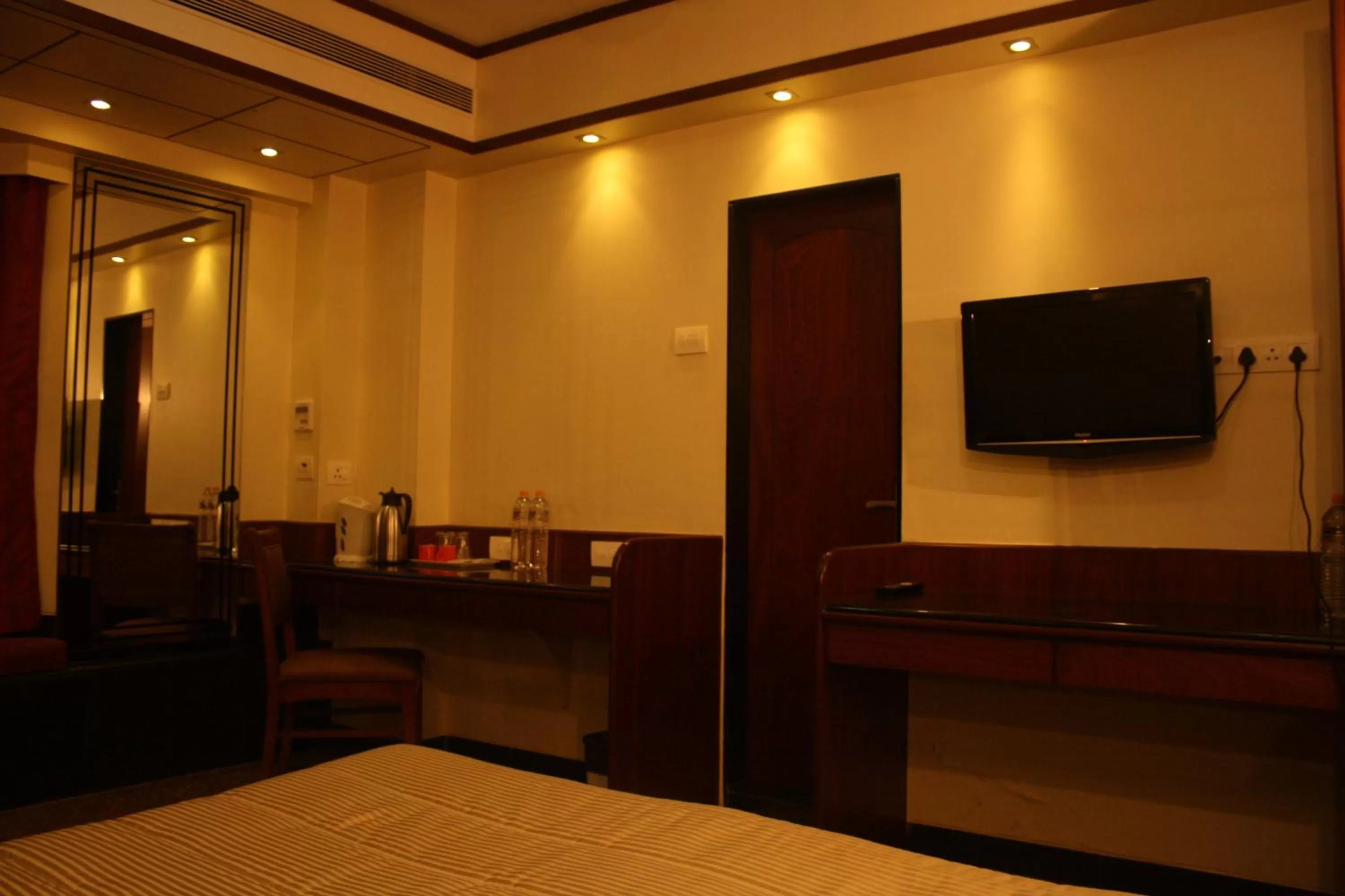 Bed in Hotel Karl Residency