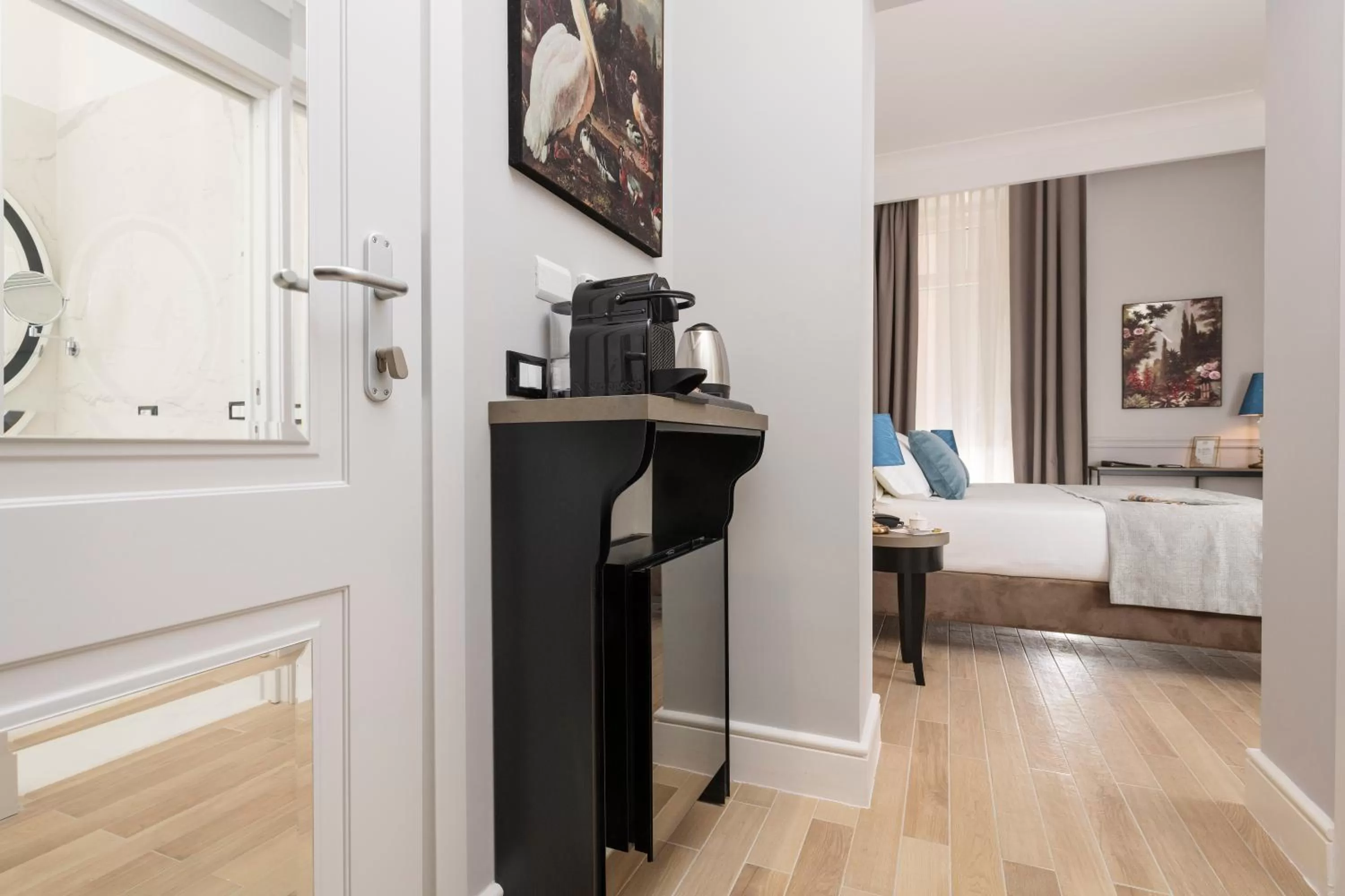 Coffee/tea facilities, Bed in Hotel La Ville Rome