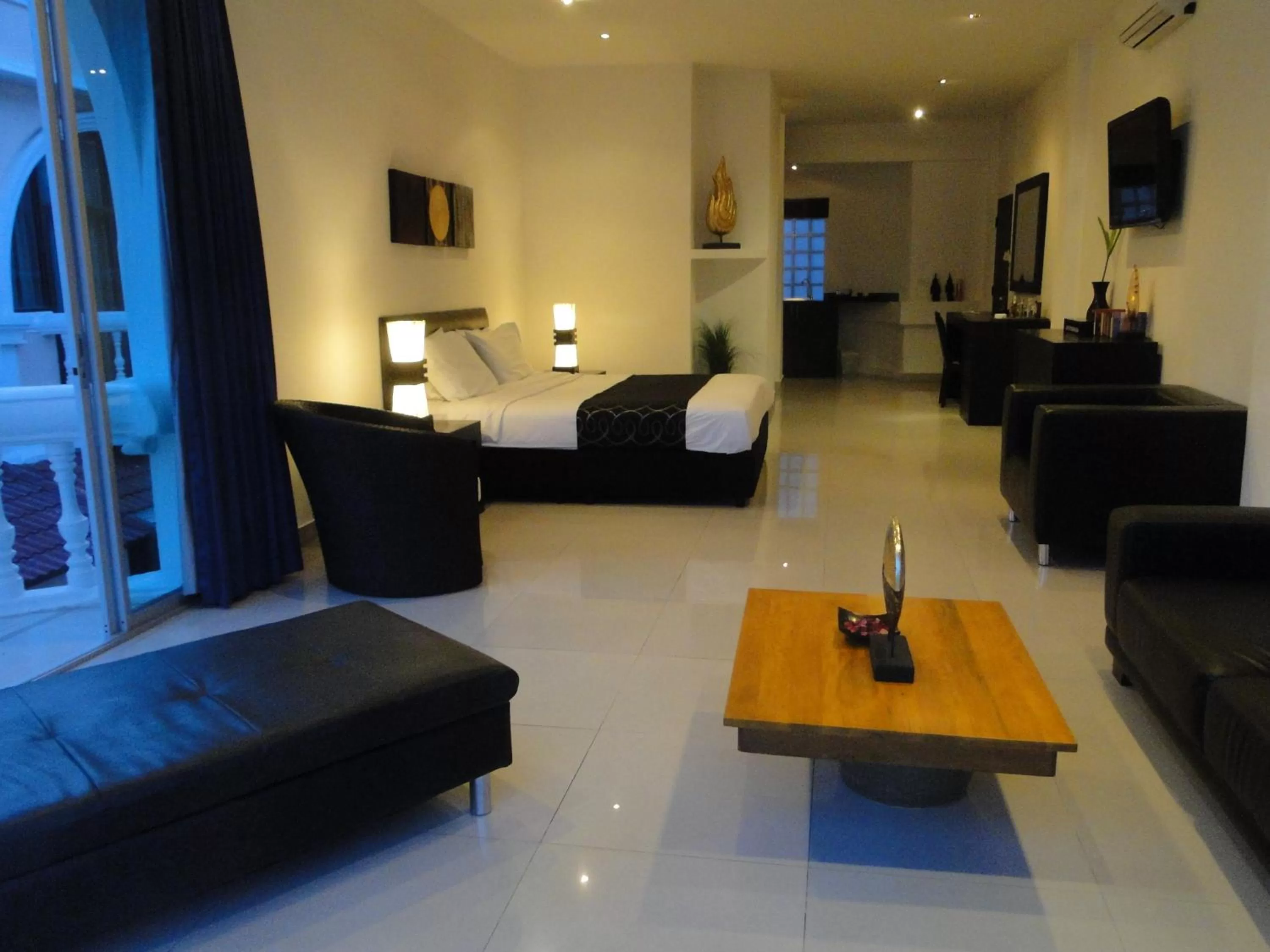 Photo of the whole room in East Suites