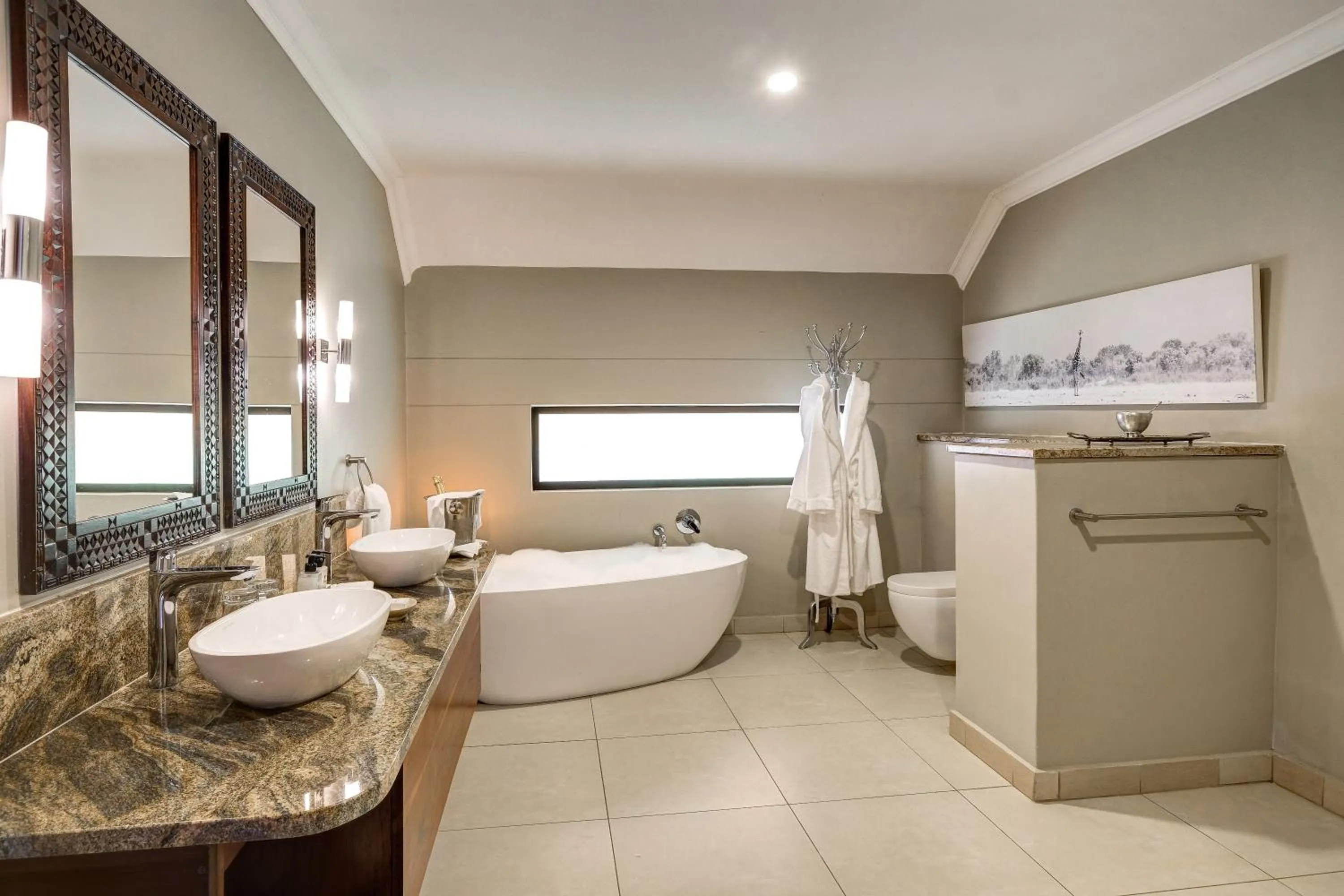 Bathroom, Bed in Ilala Lodge Hotel