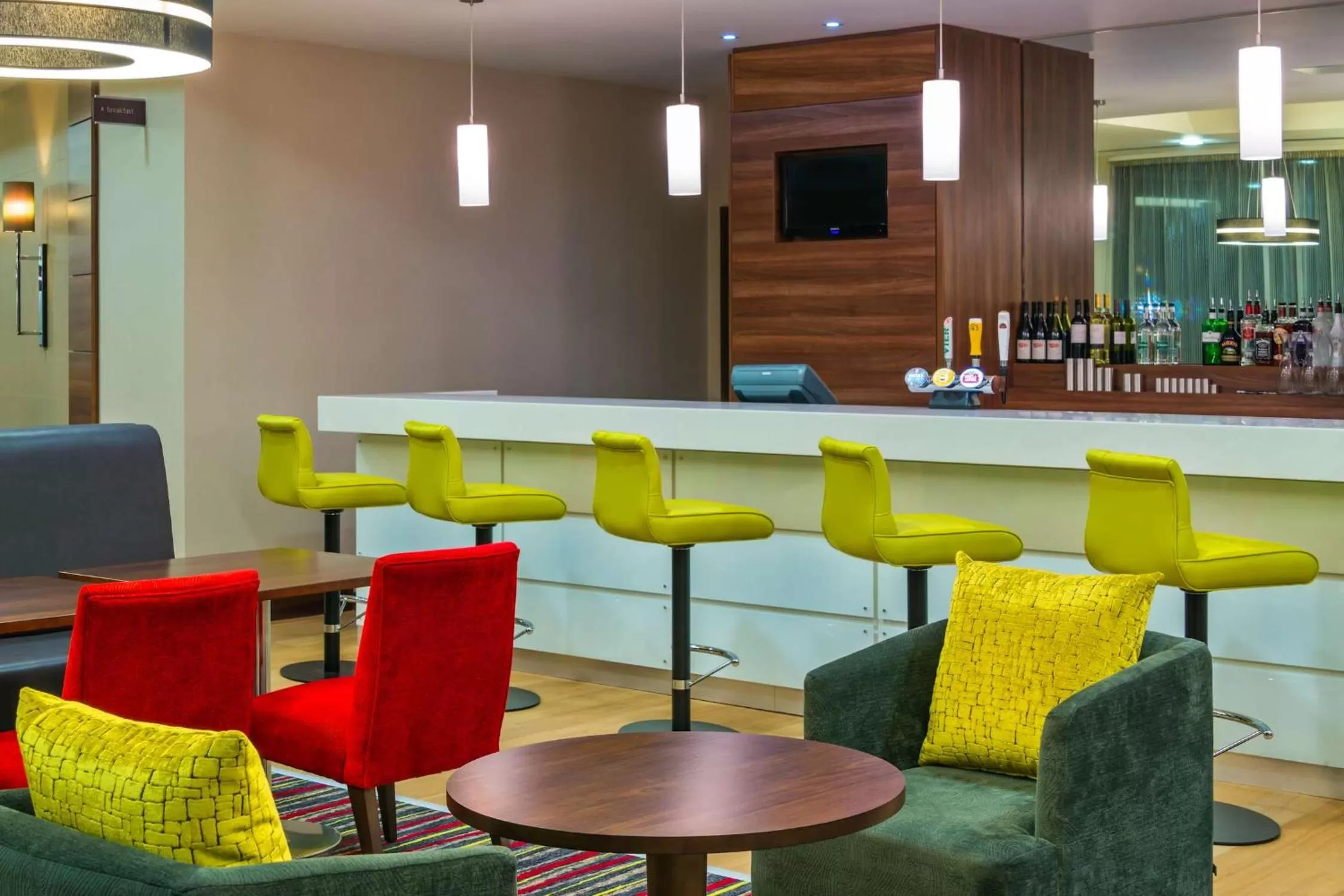 Lounge or bar in Hampton by Hilton Luton Airport