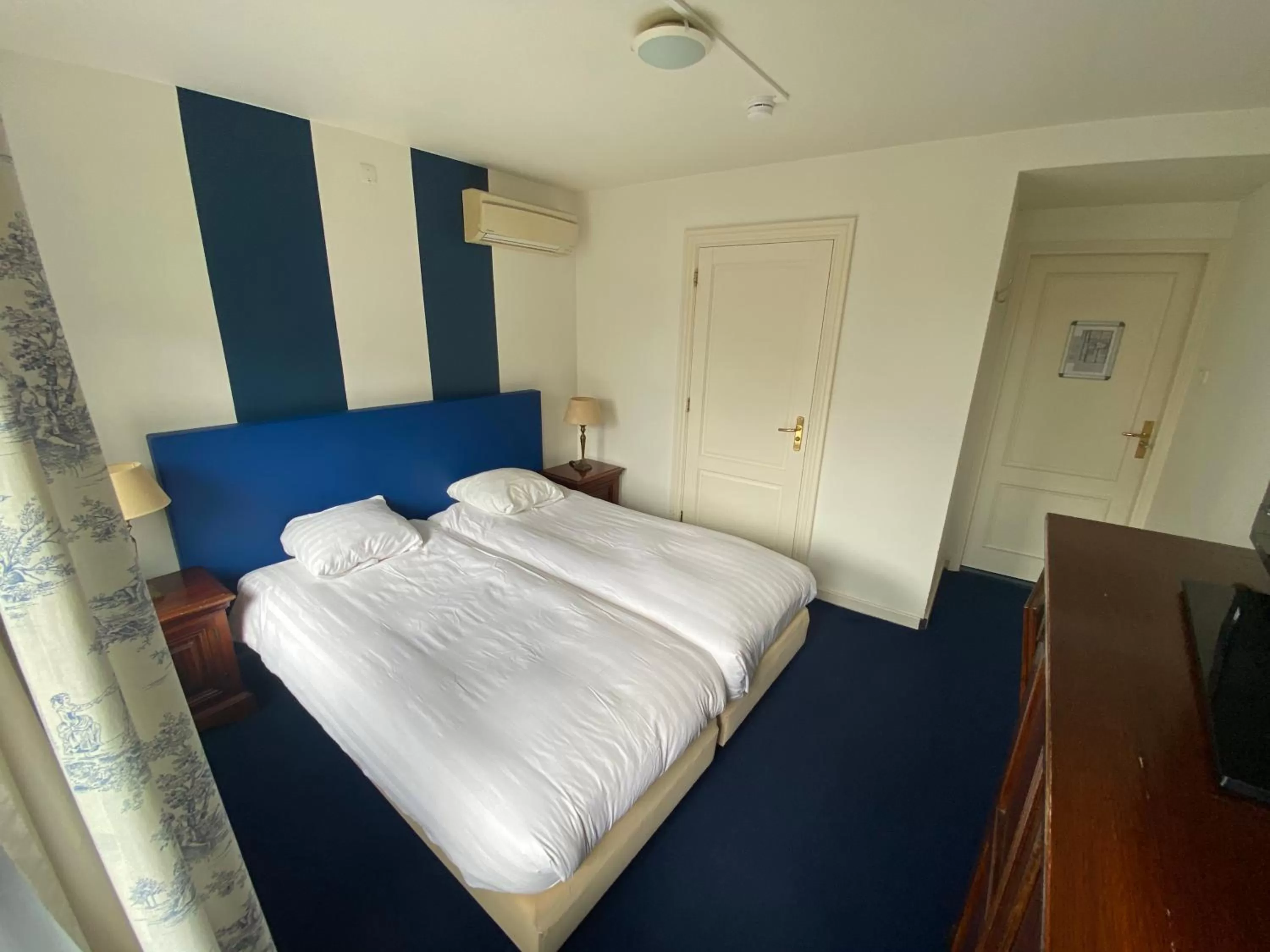 Shower, Bed in Hotel Bridges House - Delft City Centre