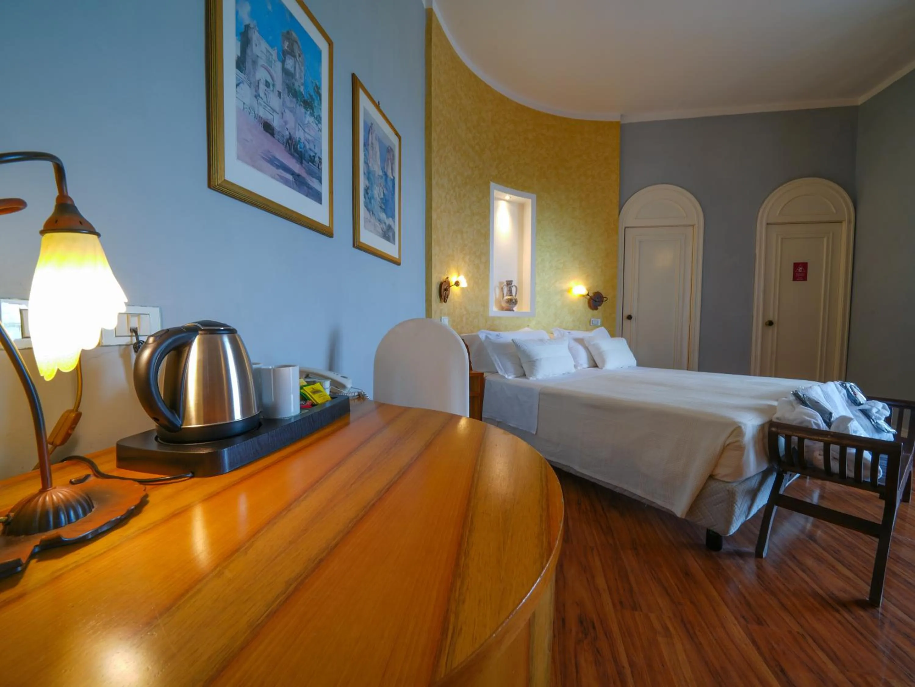 Bed in Hotel Scapolatiello