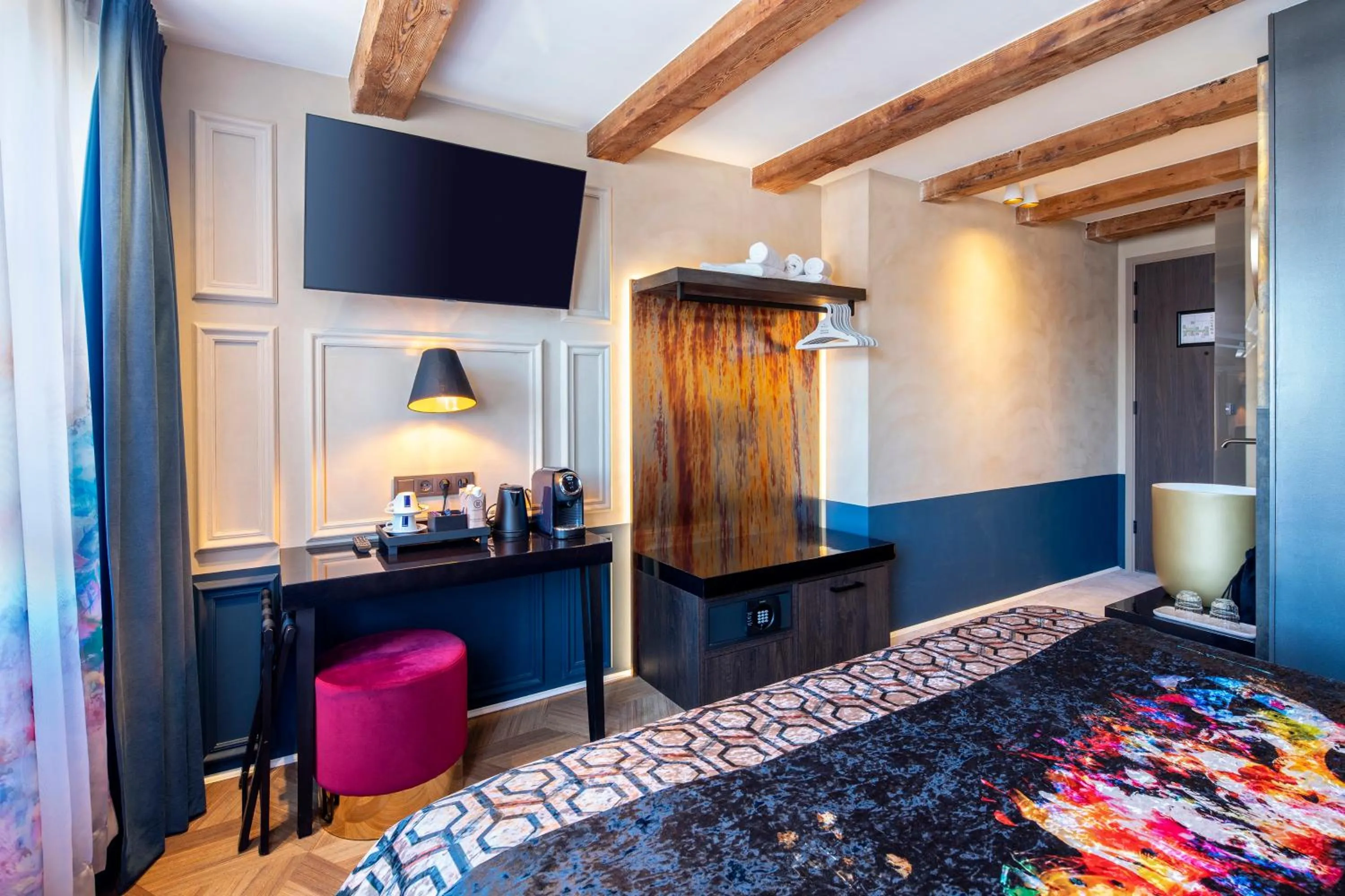 Bedroom, TV/Entertainment Center in Rokin Hotel