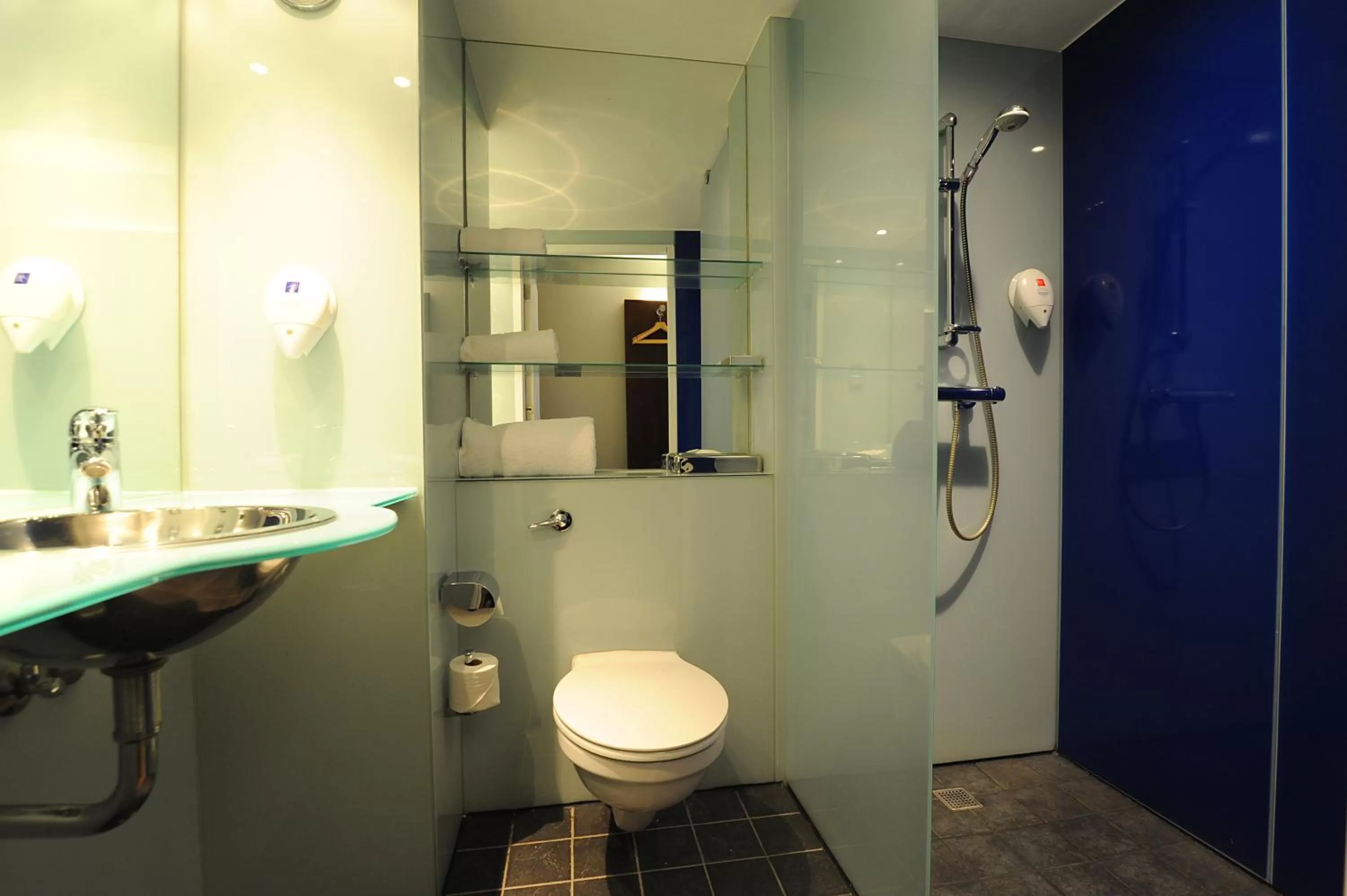 Bathroom in Park Inn by Radisson Birmingham Walsall