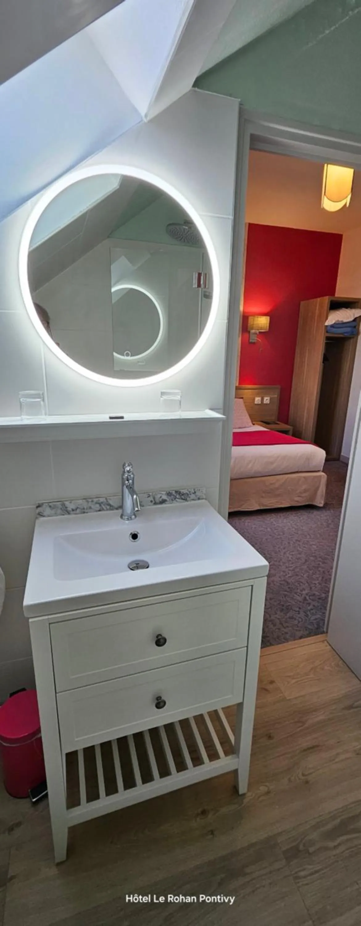 Shower in Hôtel Le Rohan Charme et Caractère