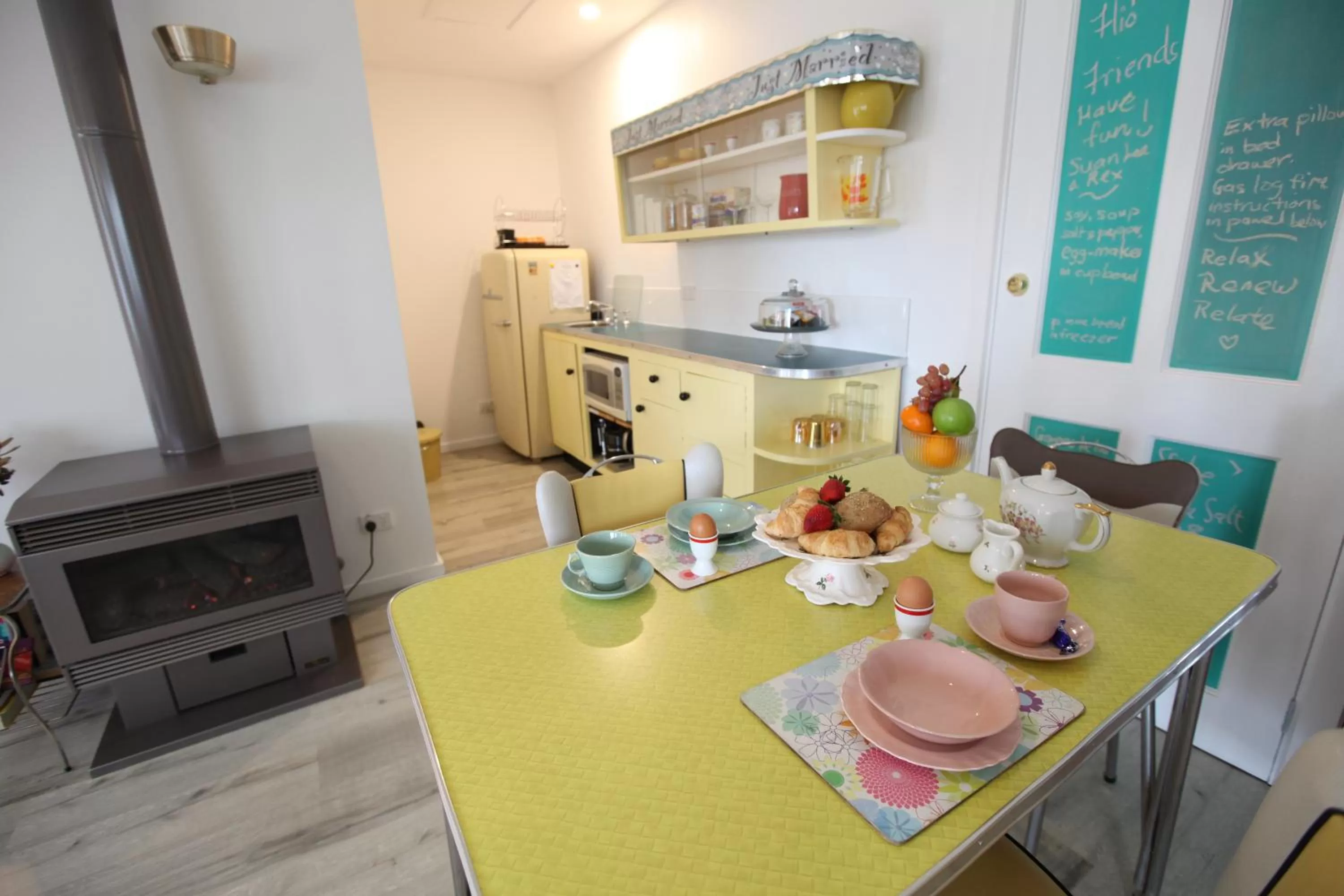 Kitchen or kitchenette, Dining Area in Sea Salt Bnb