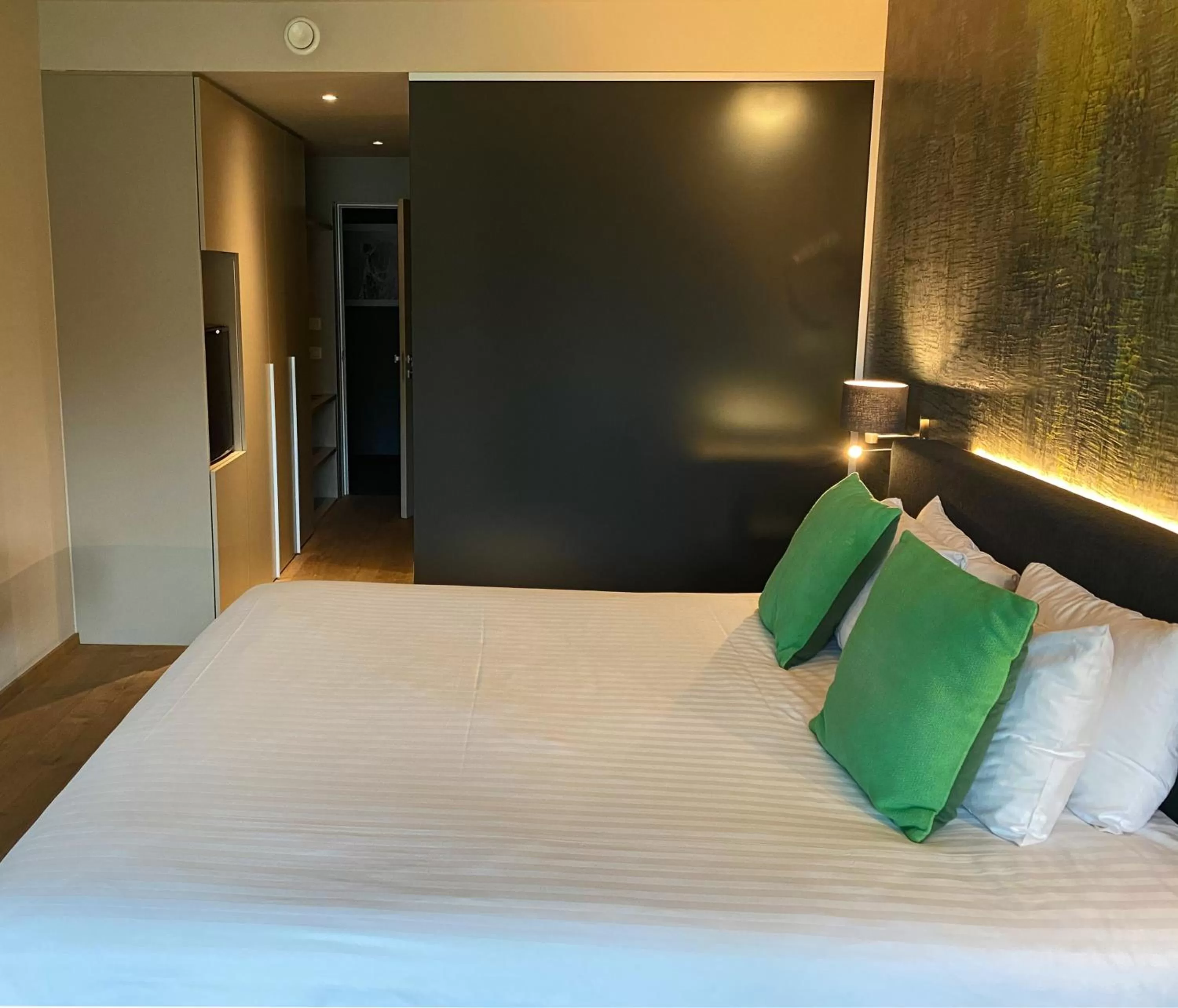 Photo of the whole room, Bed in Hôtel WELLNESS EAU DE ROCHE Durbuy