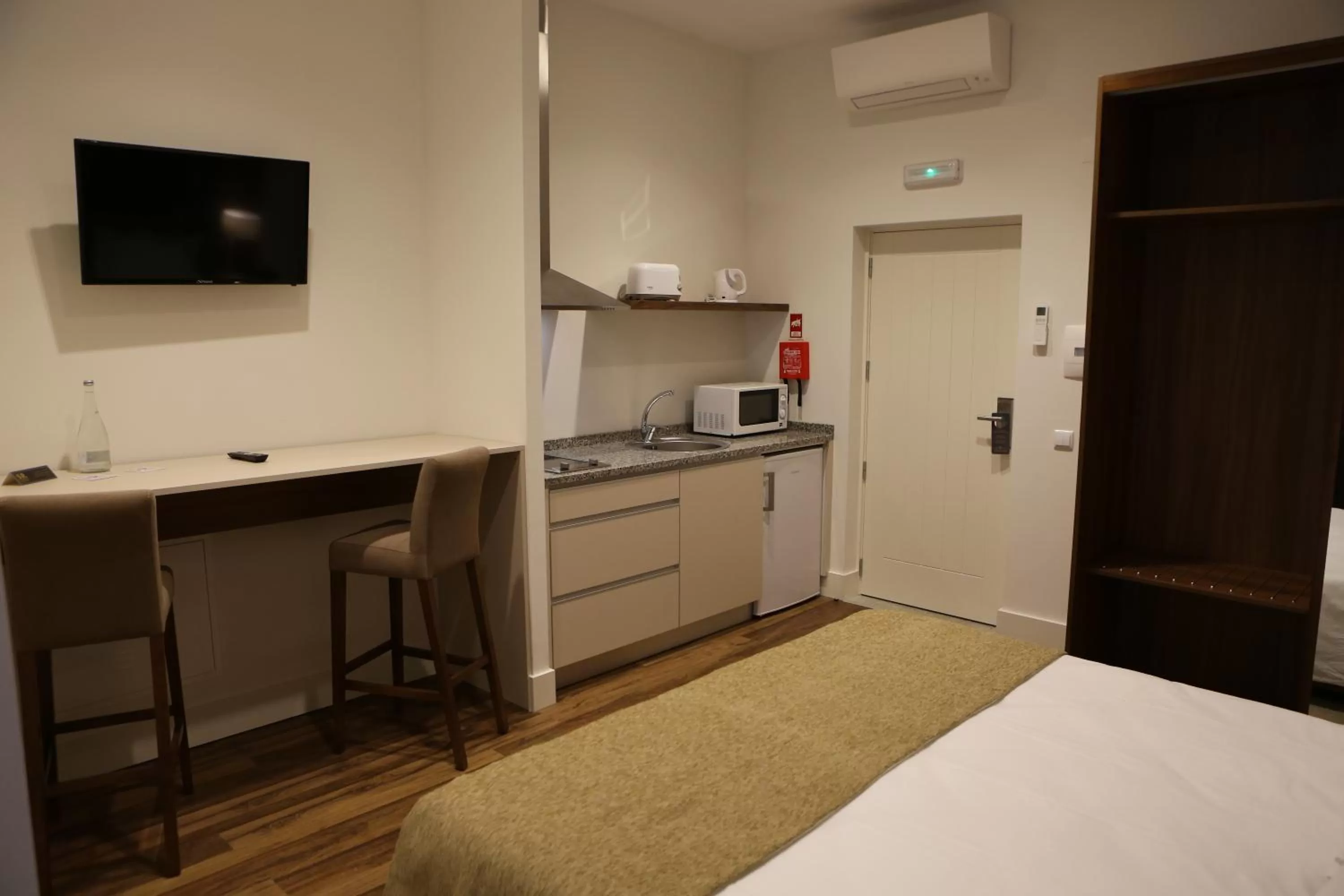 Kitchen or kitchenette, Bed in Hotel Solar do Rebolo