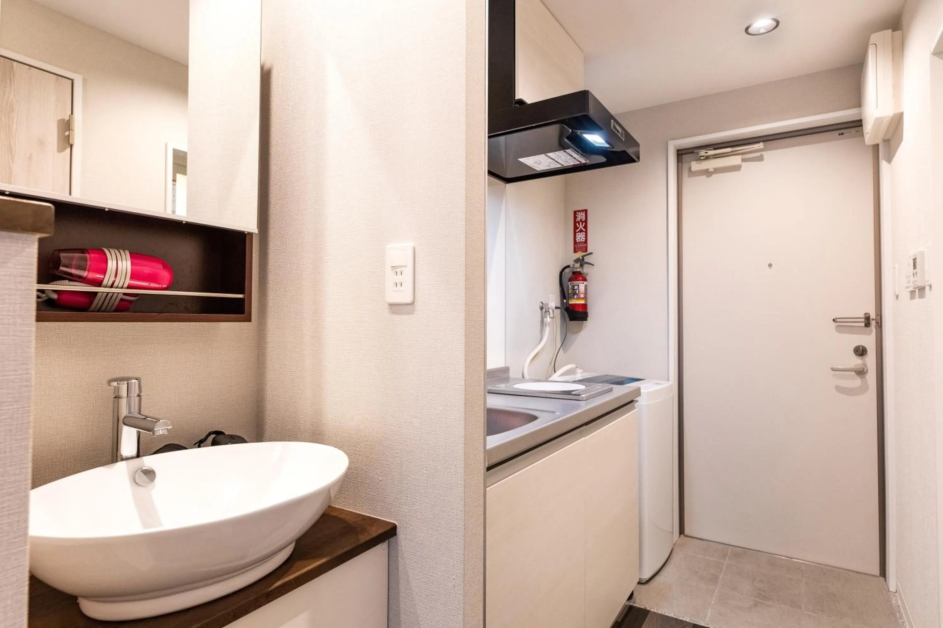 Kitchen or kitchenette, Bathroom in MrKINJO in Nicas Makishi