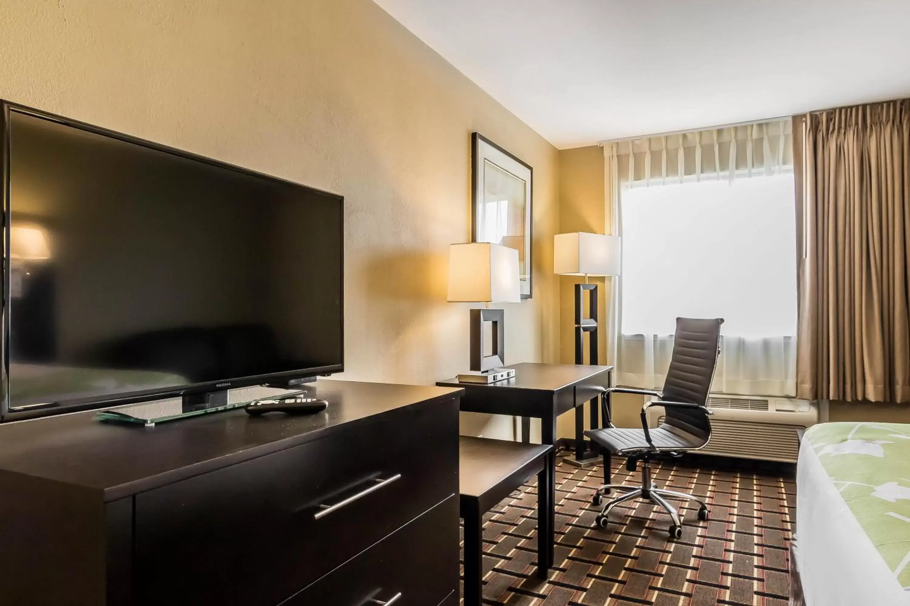 Standard King Room - Non-Smoking in Econo Lodge Boaz Standard King Room - Non-Smoking in Econo Lodge Boaz