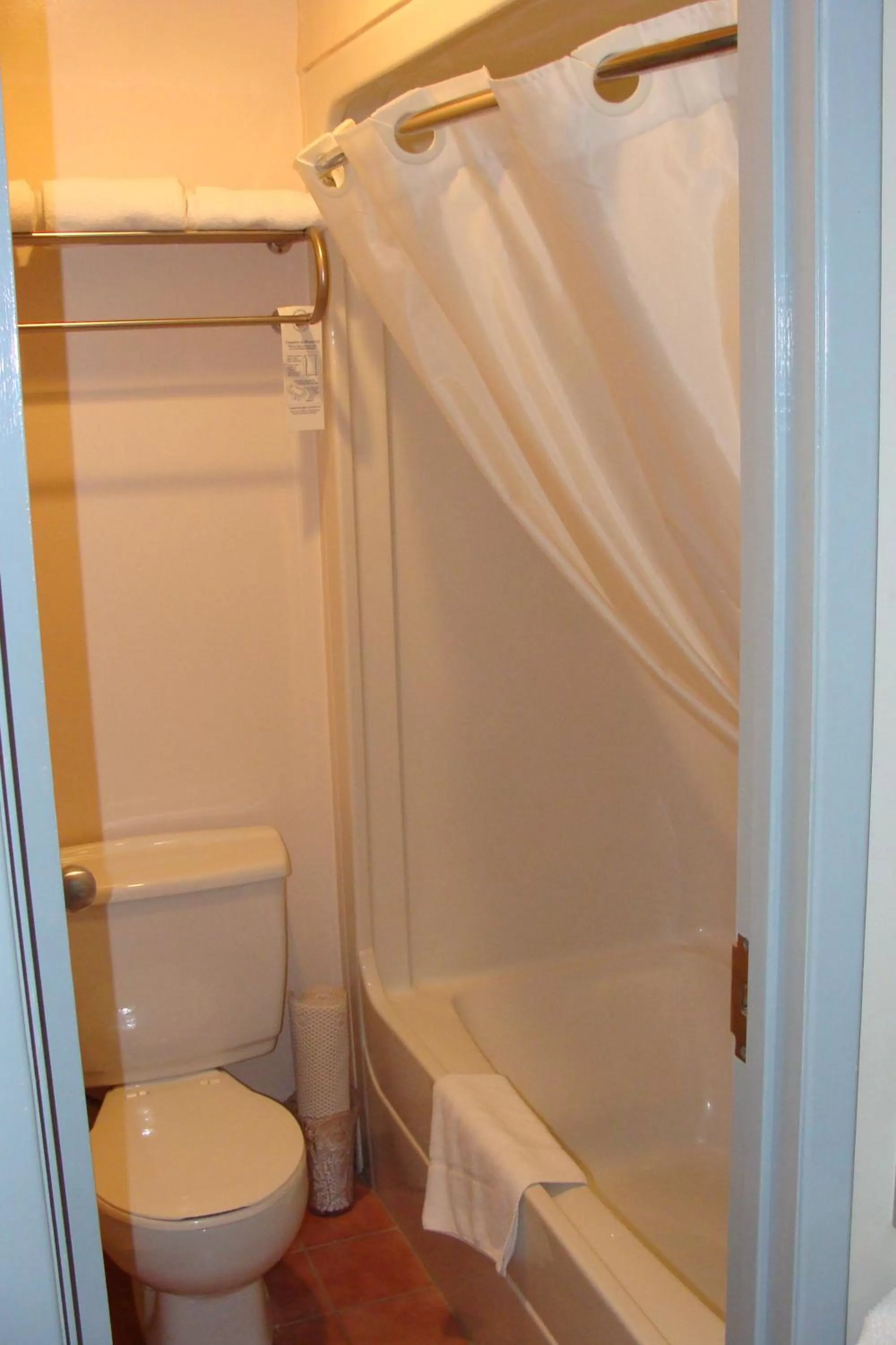 Bathroom in Leisure Inn