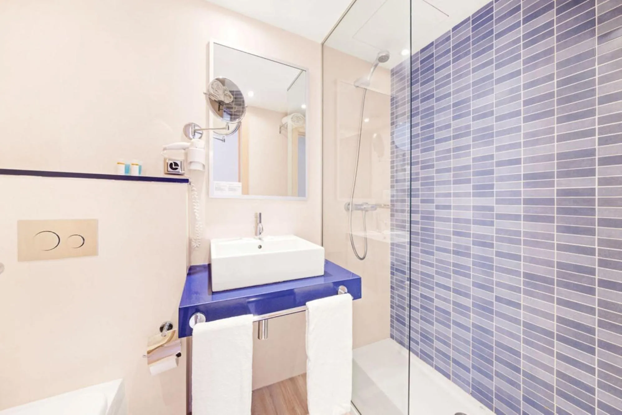 Shower in Hotel Agua Beach "Adults only"