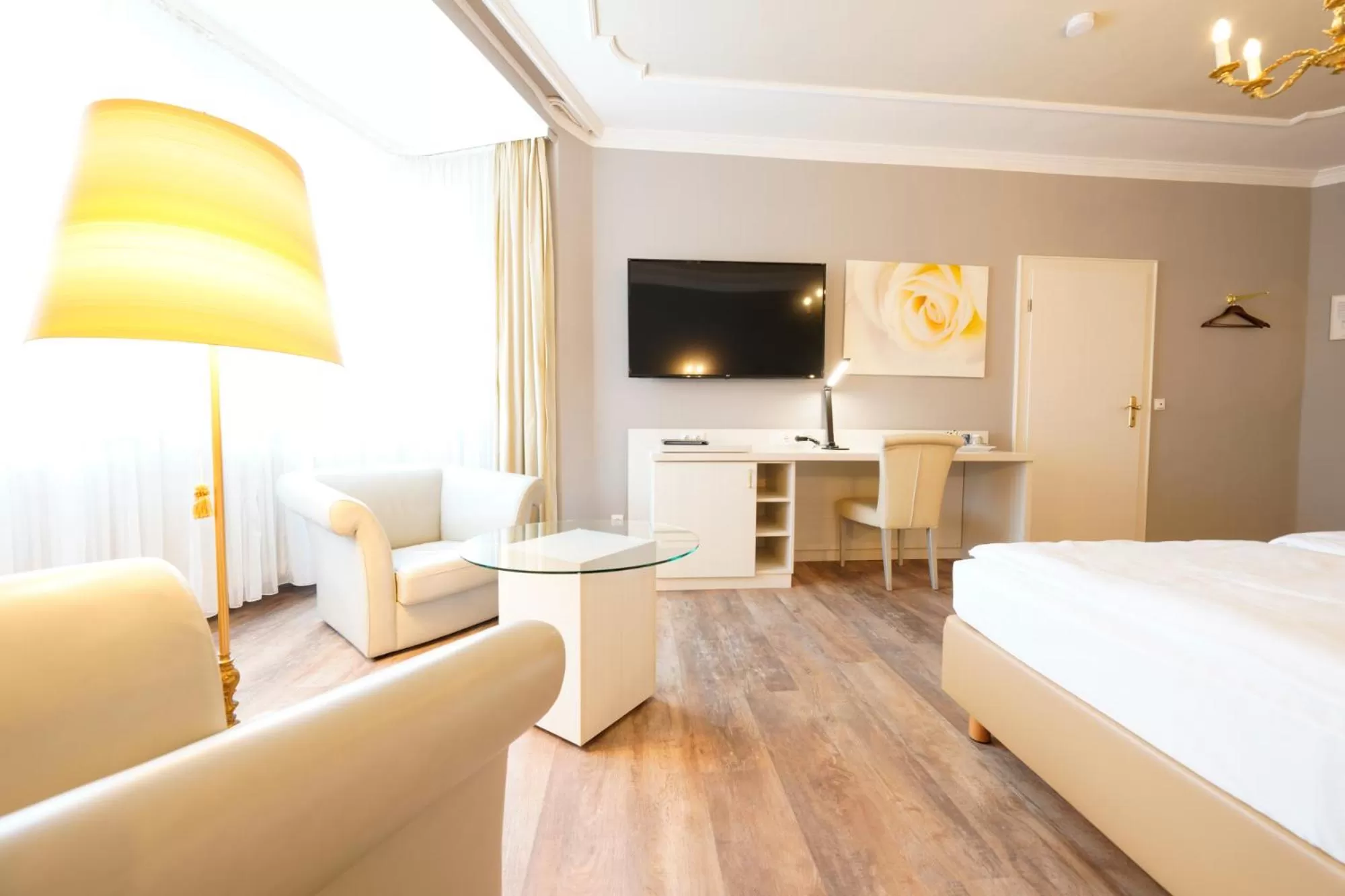 Photo of the whole room, Bed in Hotel Bayerischer Hof