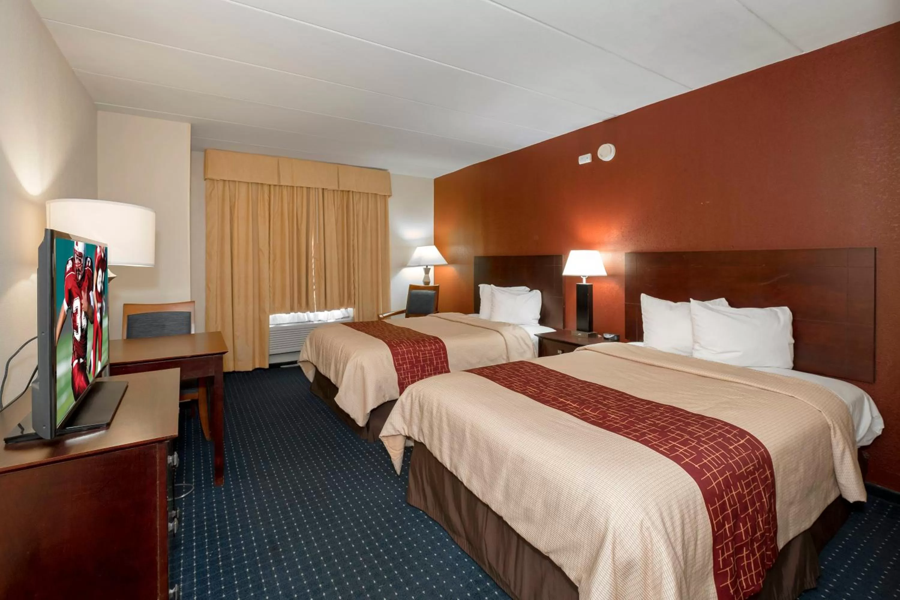 Photo of the whole room, Bed in Red Roof Inn Annapolis