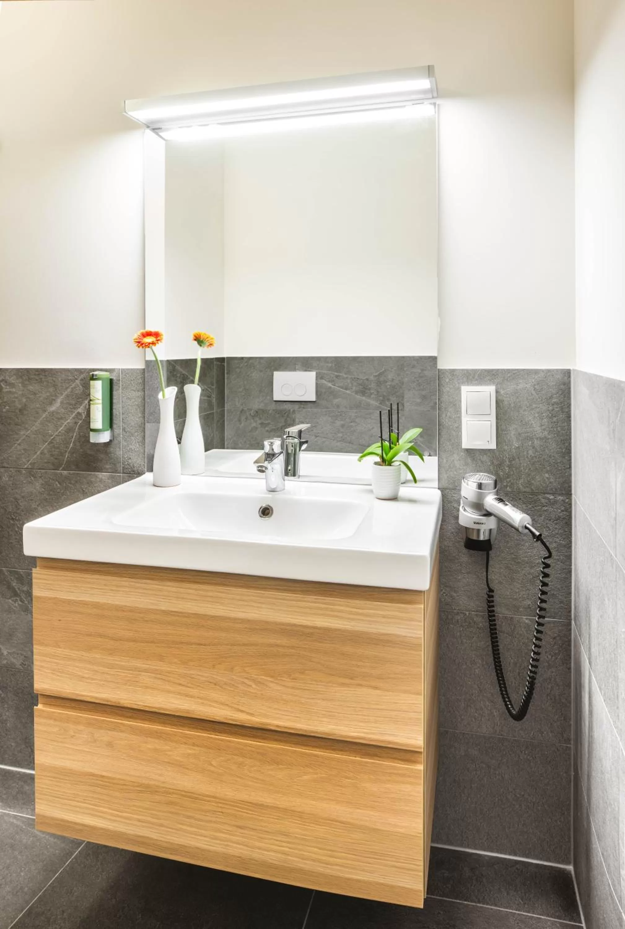 Bathroom in Jimmy's Apartments Lory