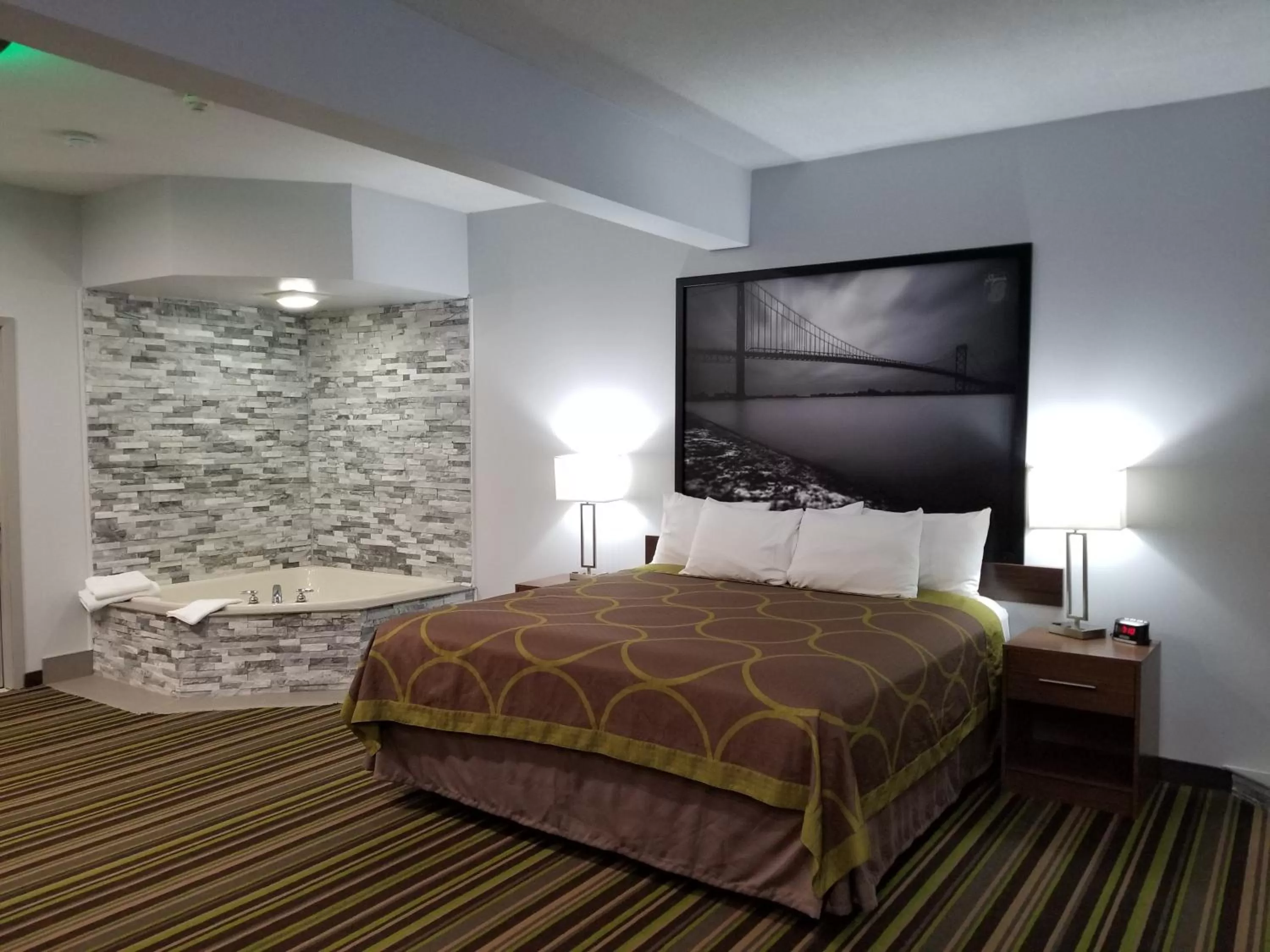 Photo of the whole room, Bed in Super 8 by Wyndham Windsor/Dougall