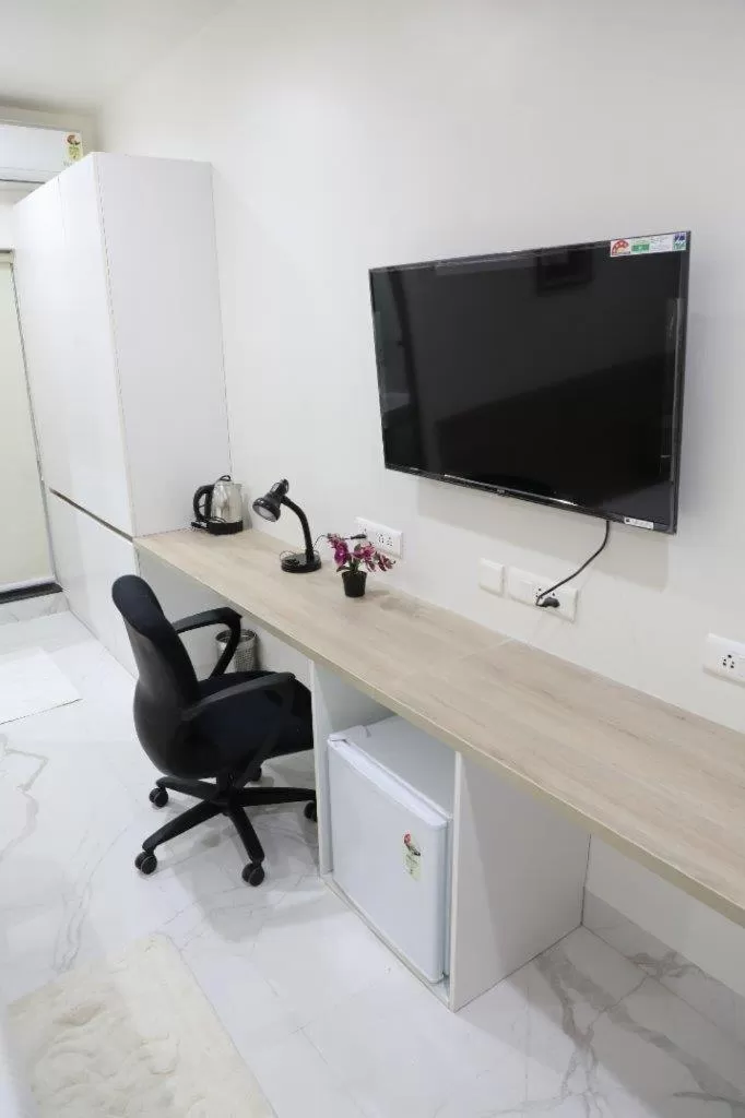 Communal lounge/ TV room in SwanSuites Gachibowli