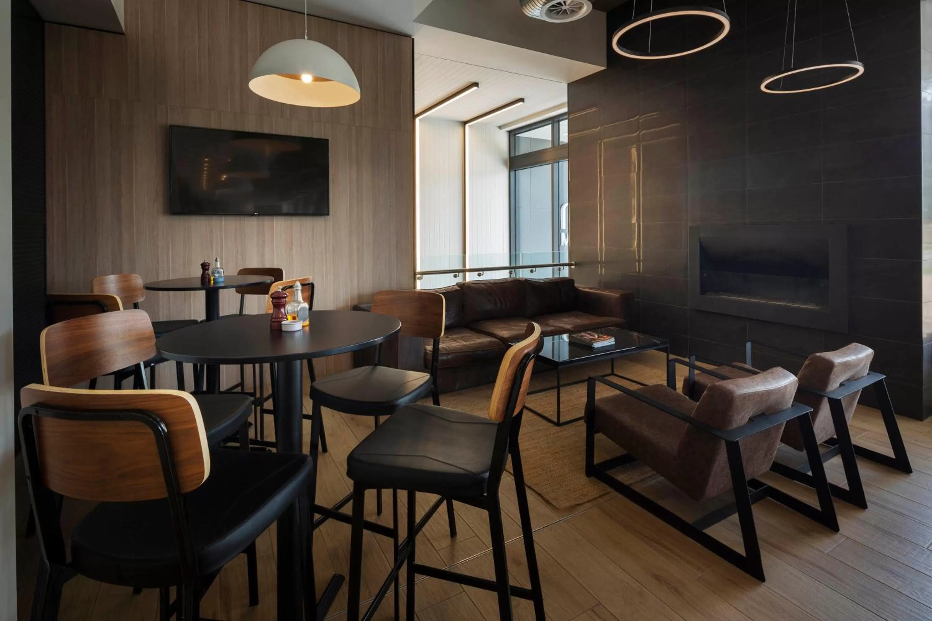 Restaurant/places to eat in Mantra MacArthur Hotel