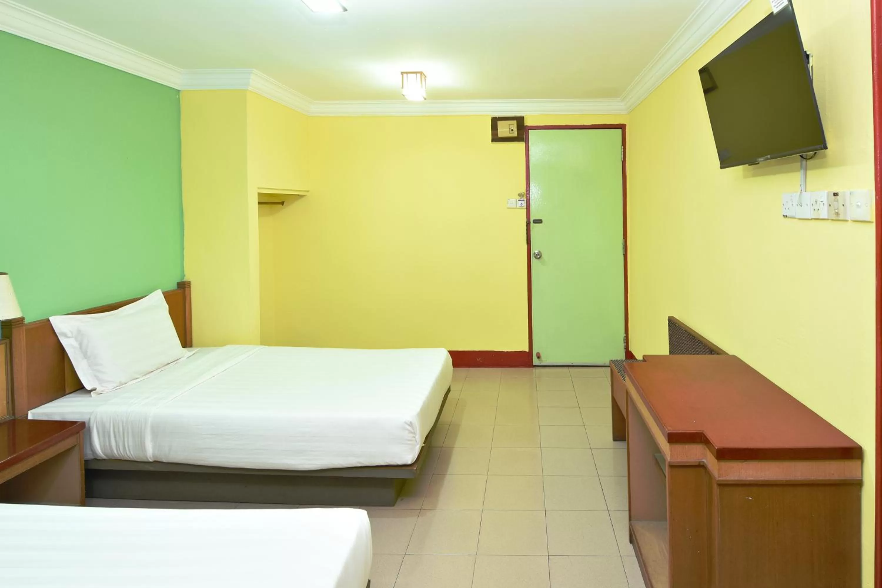 Bedroom, Bed in Mandarin Inn by Glex