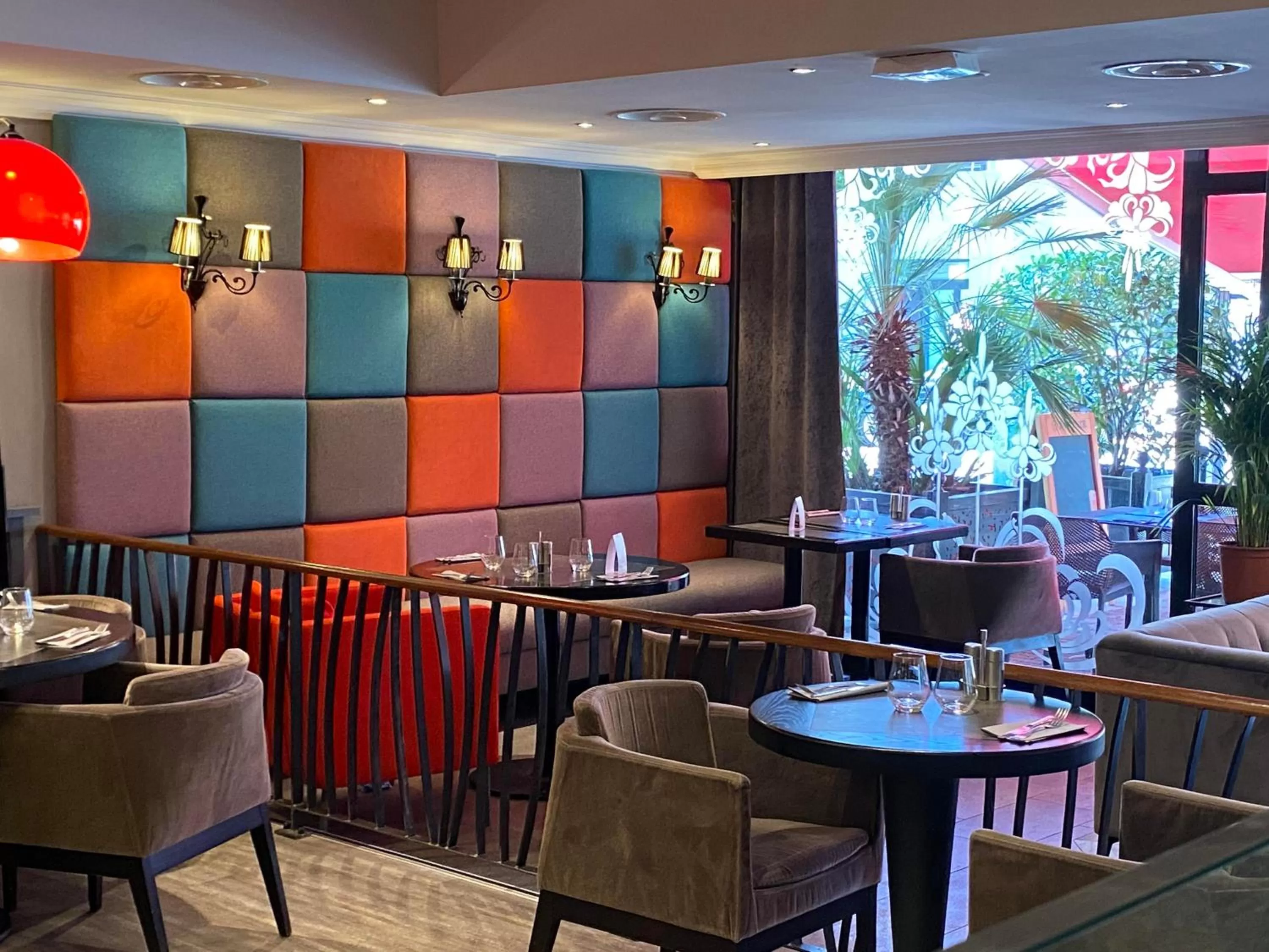 Restaurant/places to eat in Hotel Europole