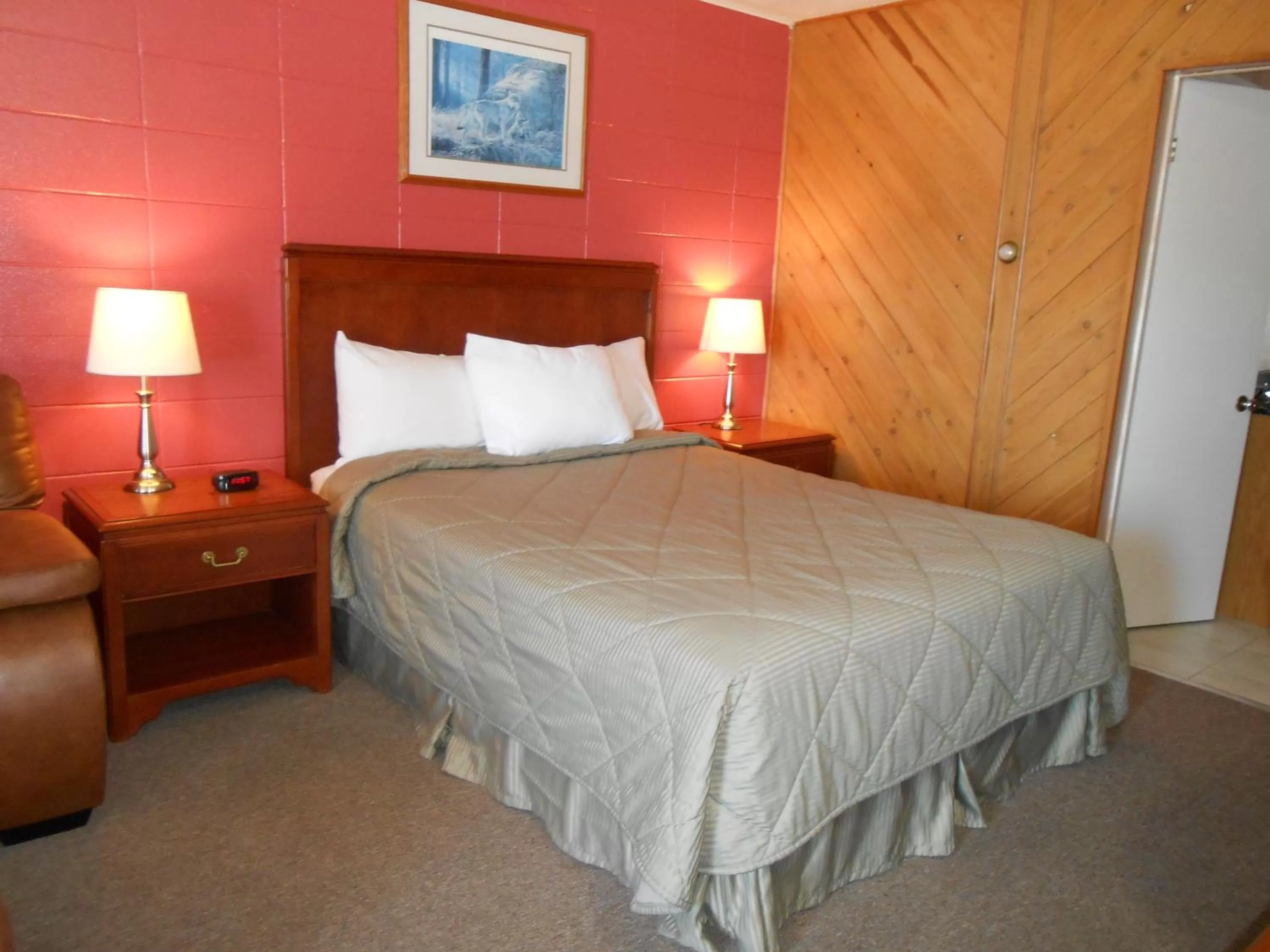 Bedroom, Bed in Aquarius Motel