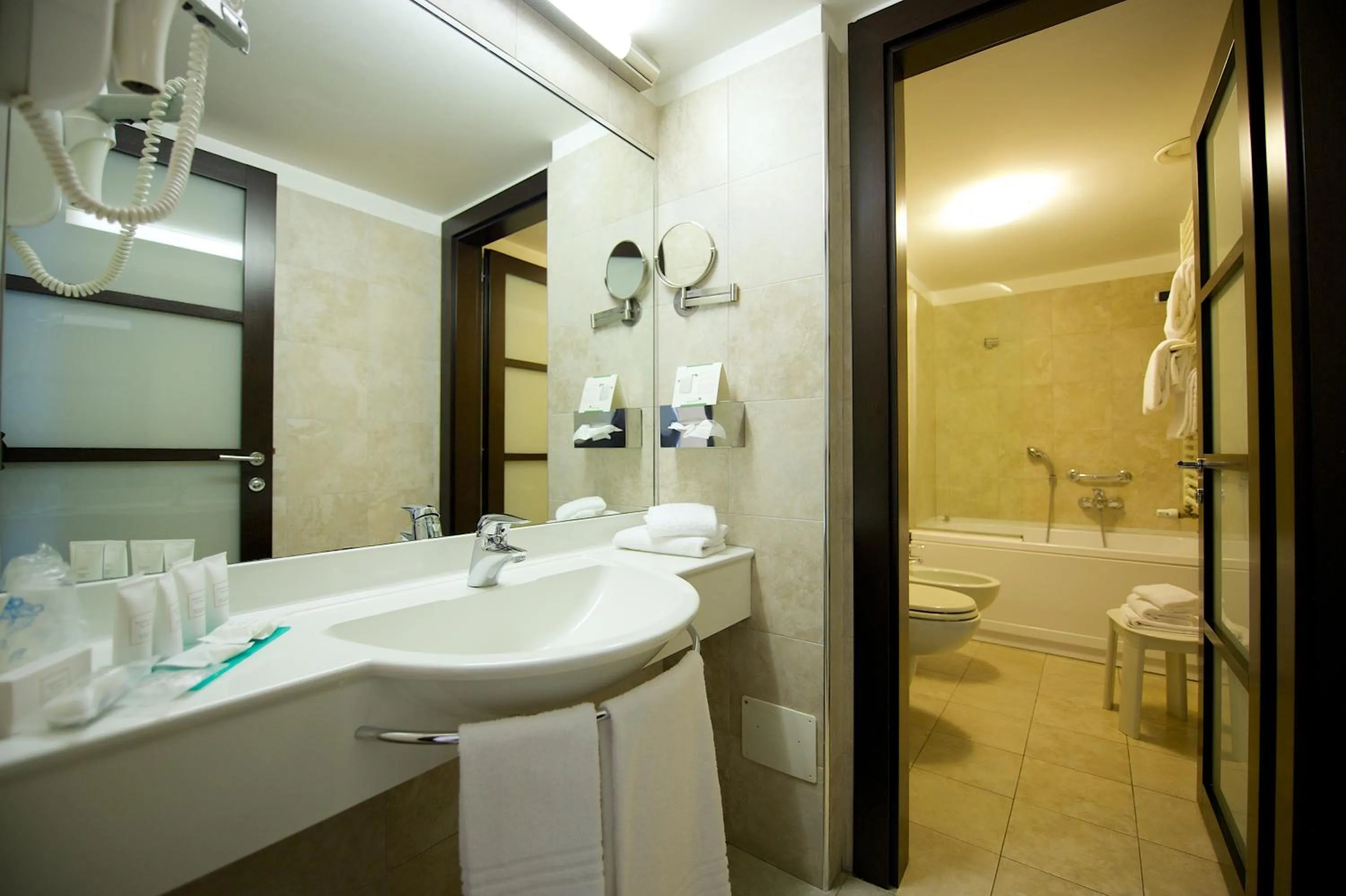 Shower in Best Western Crystal Palace Hotel