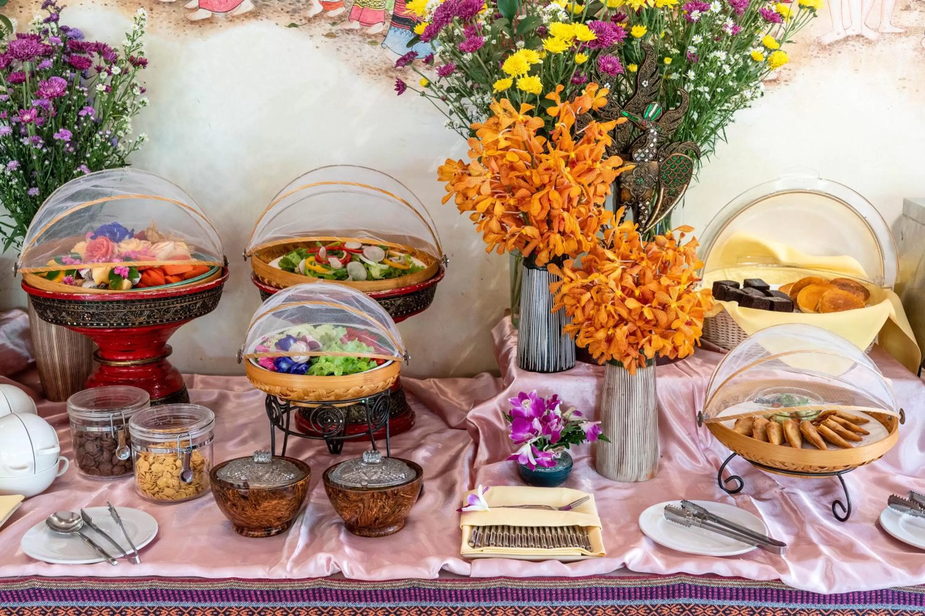 Buffet breakfast in Yaang Come Village Hotel