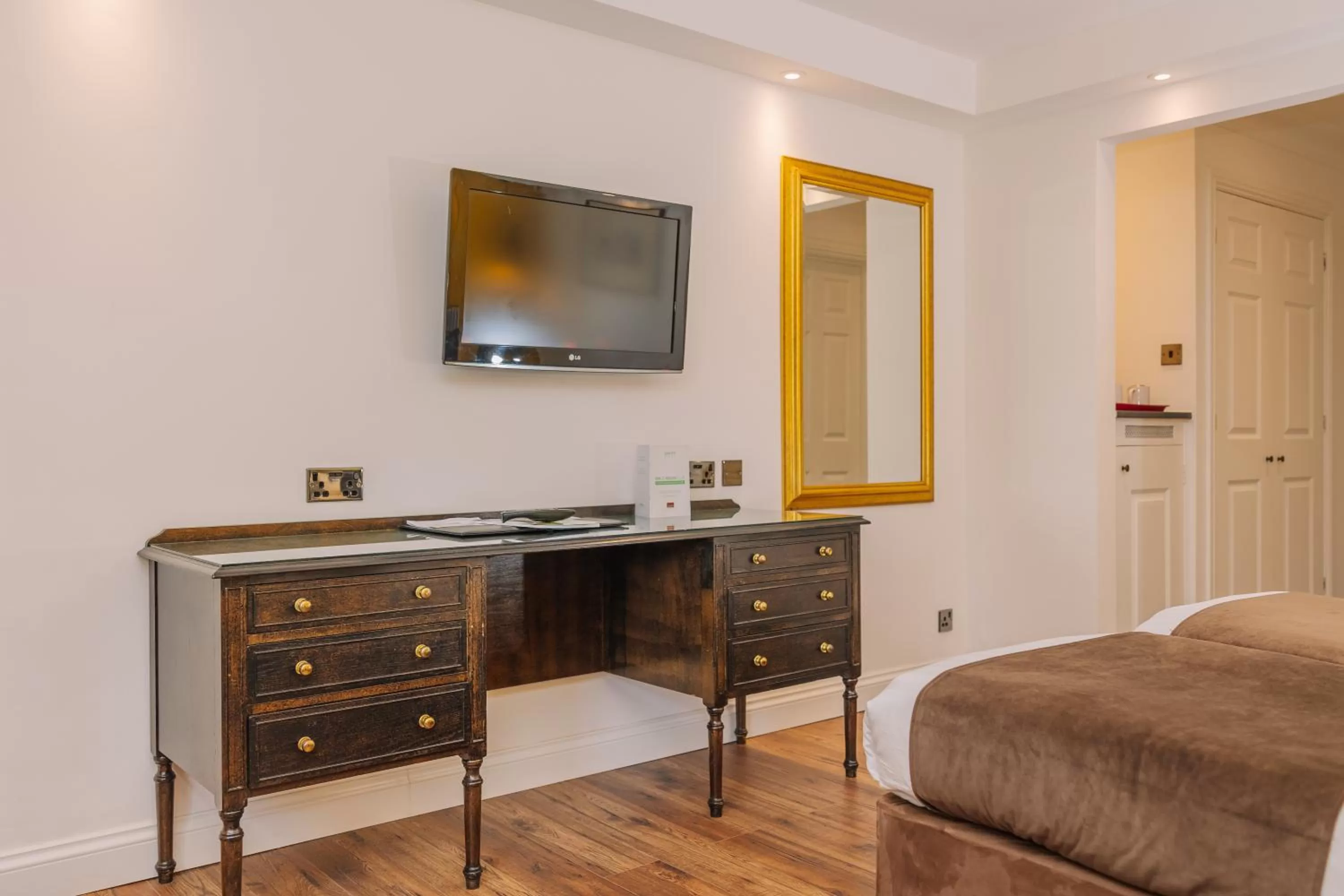hair dresser, Bed in Muthu Belstead Brook Hotel