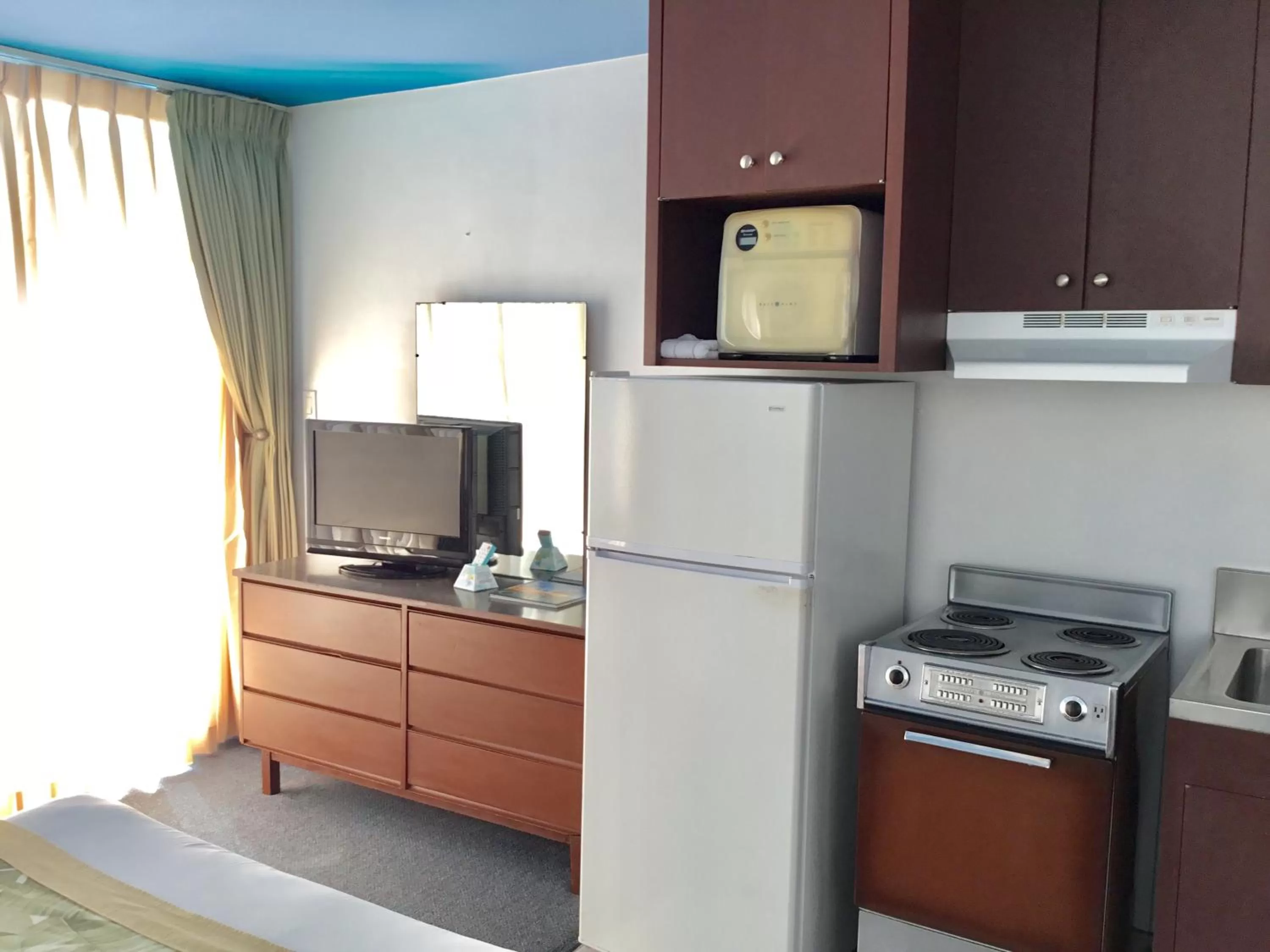 TV and multimedia in Holiday Surf Hotel (with full kitchen)