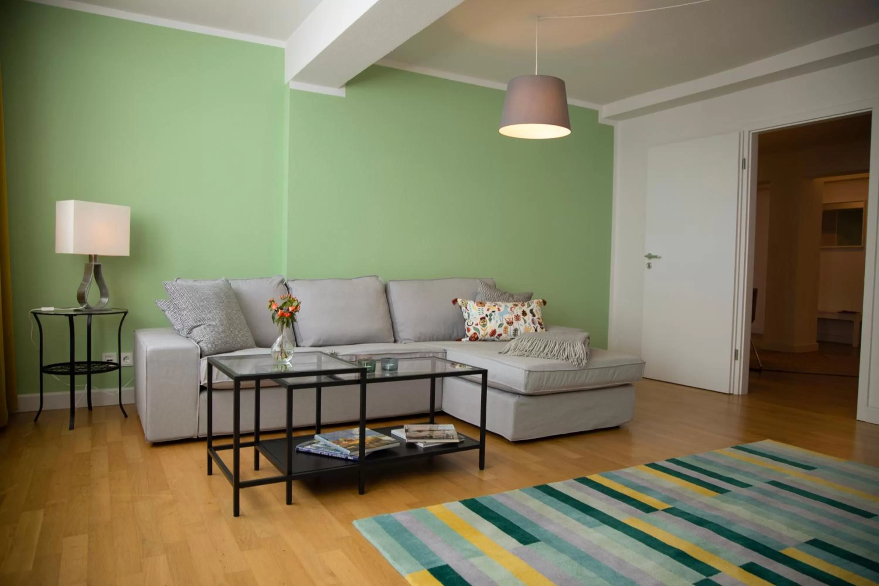 Living room, Bed in mainhaus Stadthotel Frankfurt