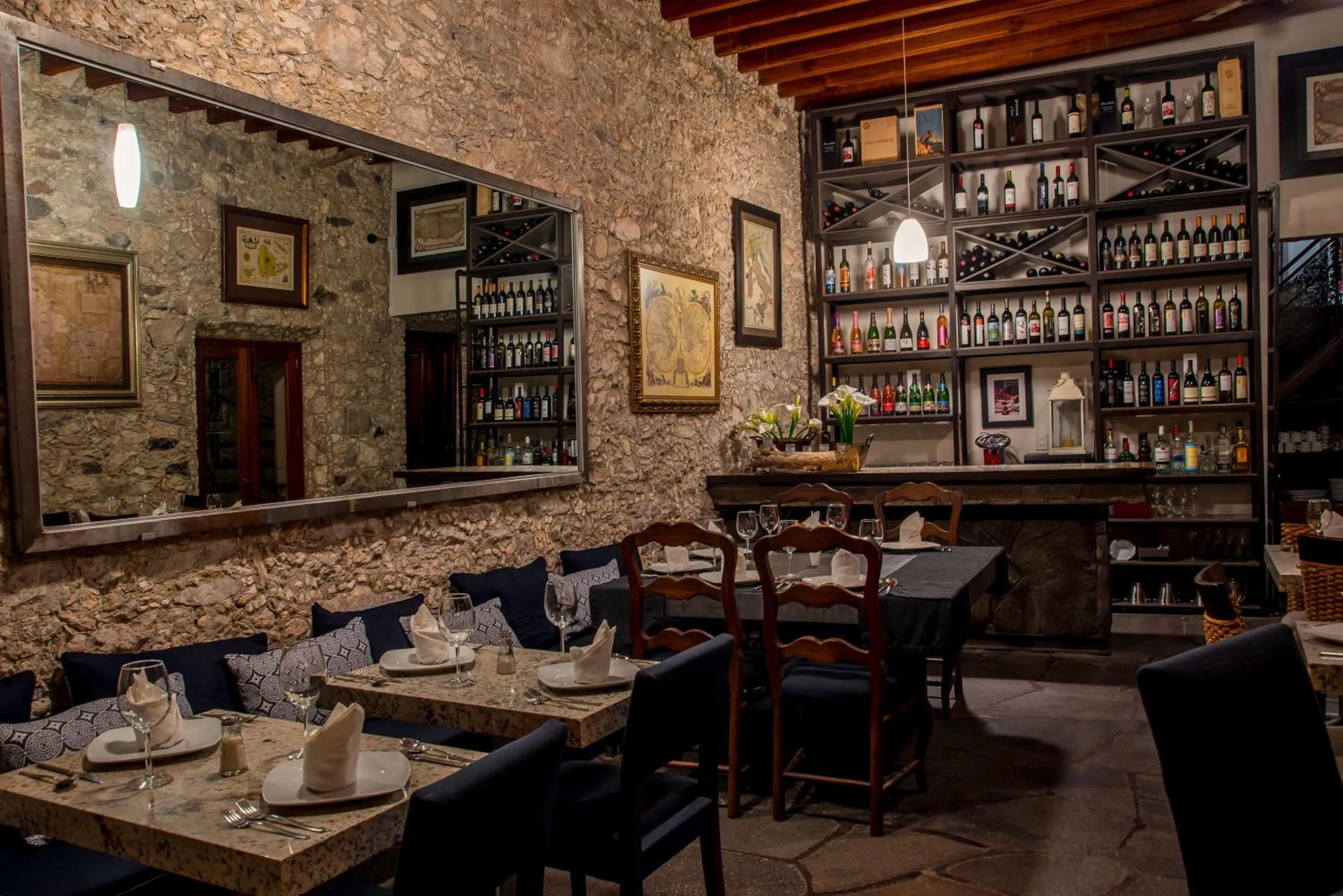 Restaurant/places to eat in Casa Mateo Hotel Boutique