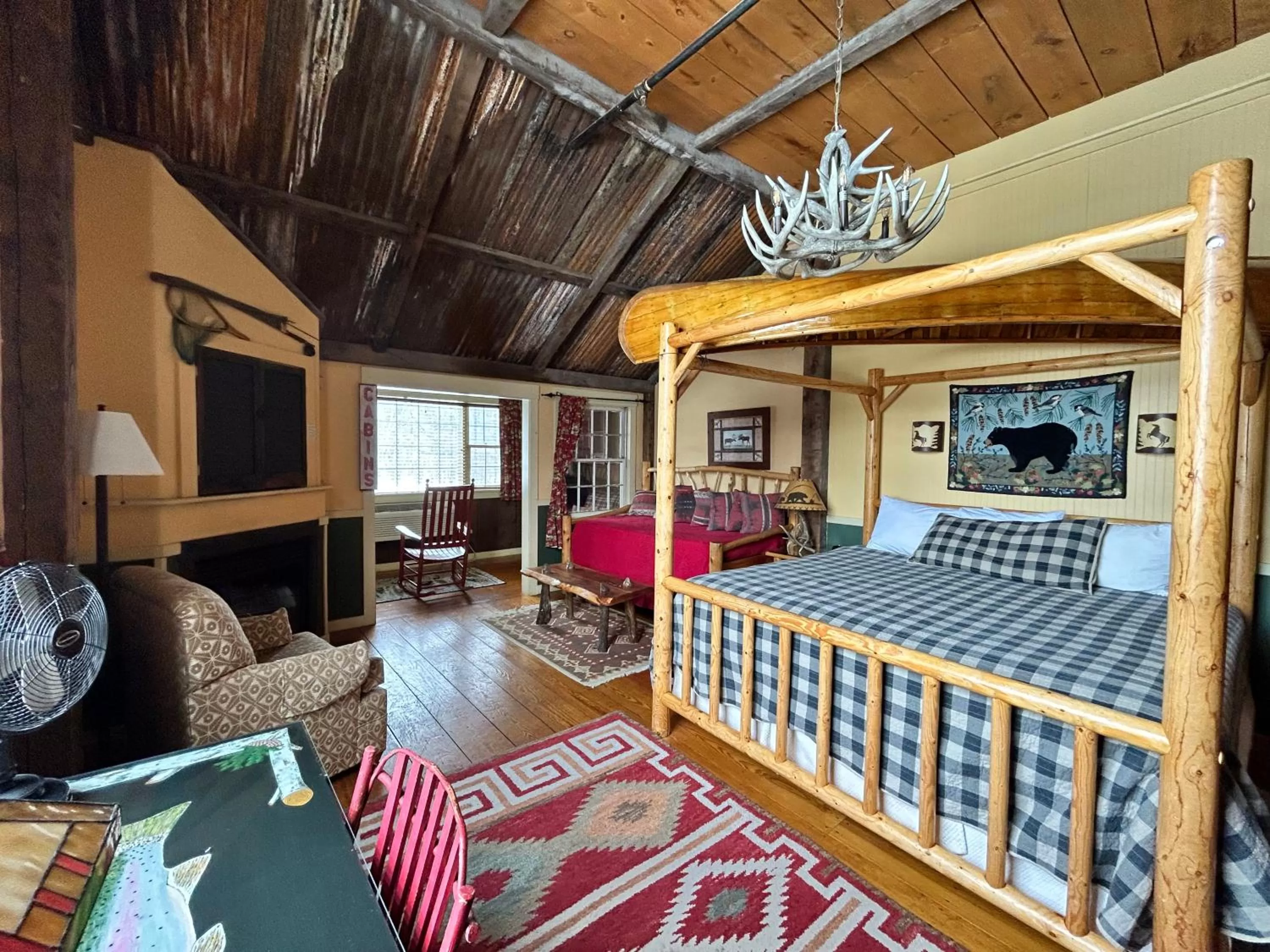 Bed in The Common Man Inn, Spa & Lodge