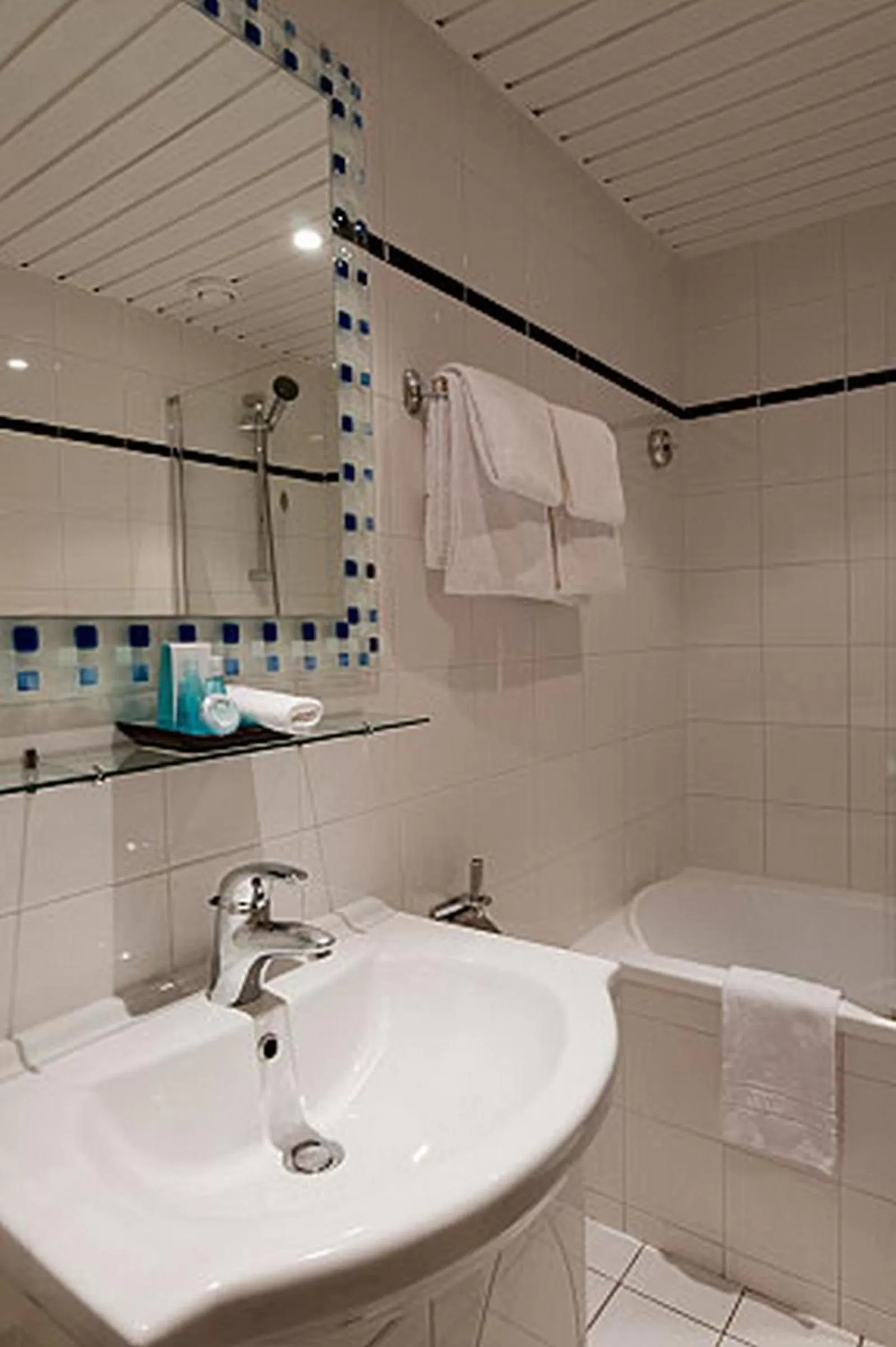 Bathroom in Hôtel Opera Deauville