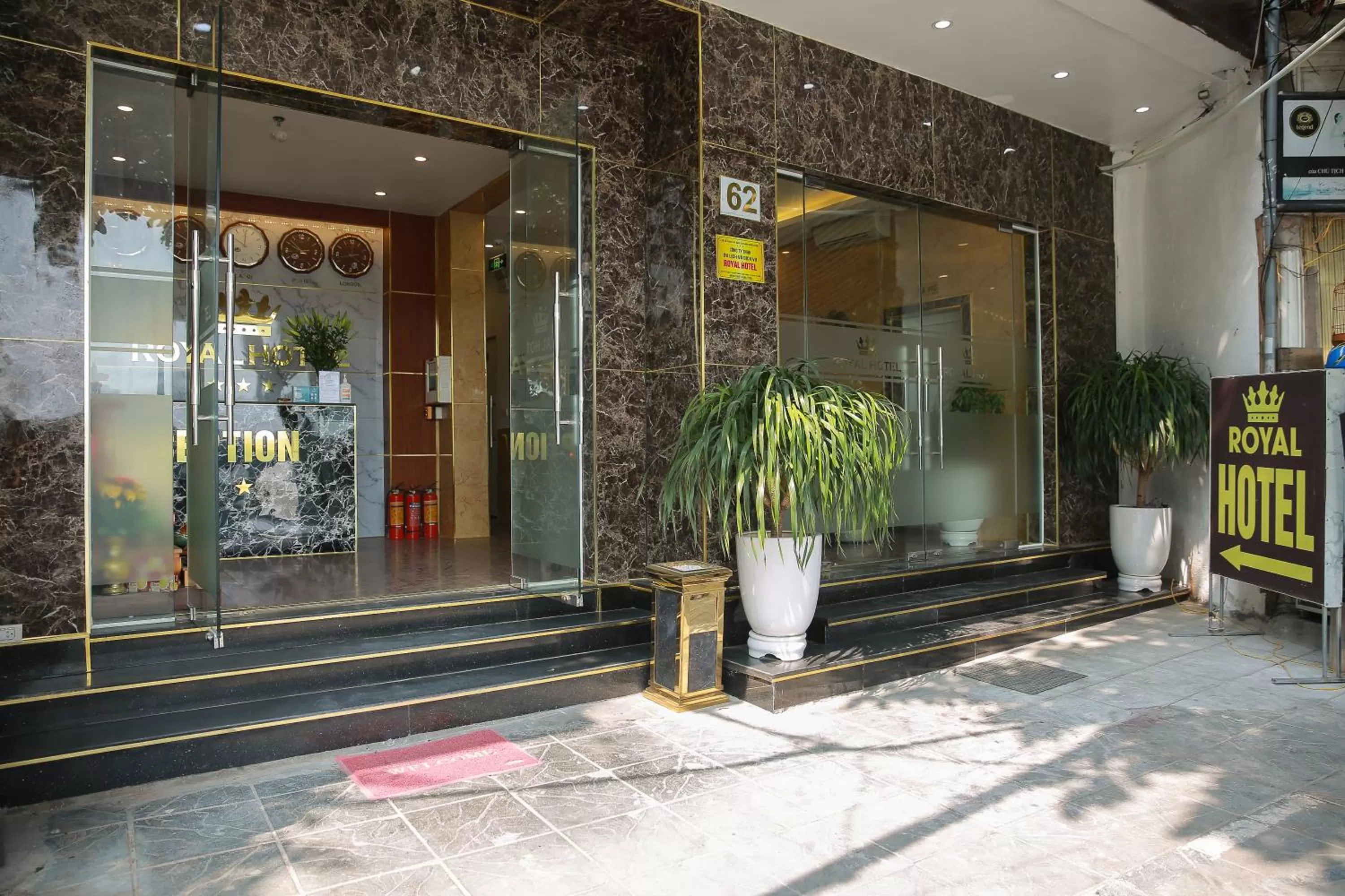 Facade/entrance in Royal Hotel