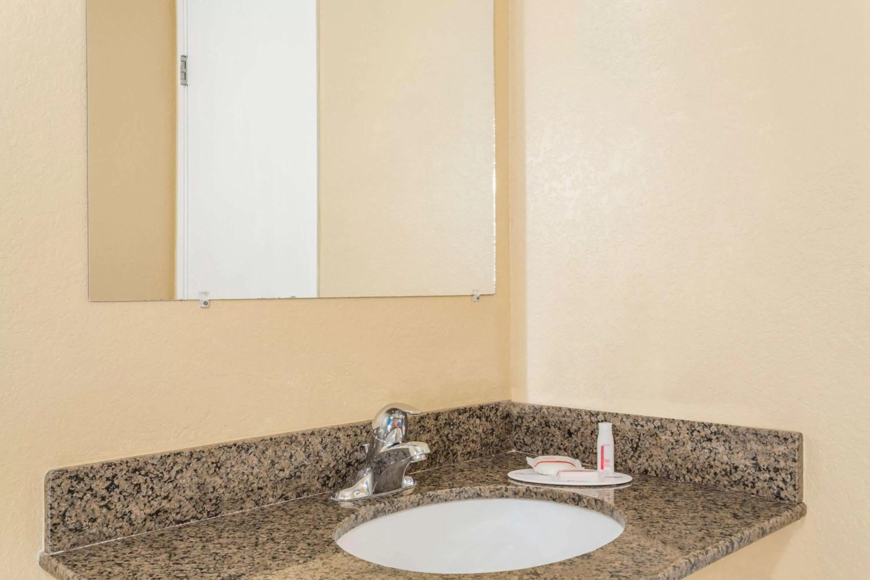 Photo of the whole room in Super 8 by Wyndham Nephi