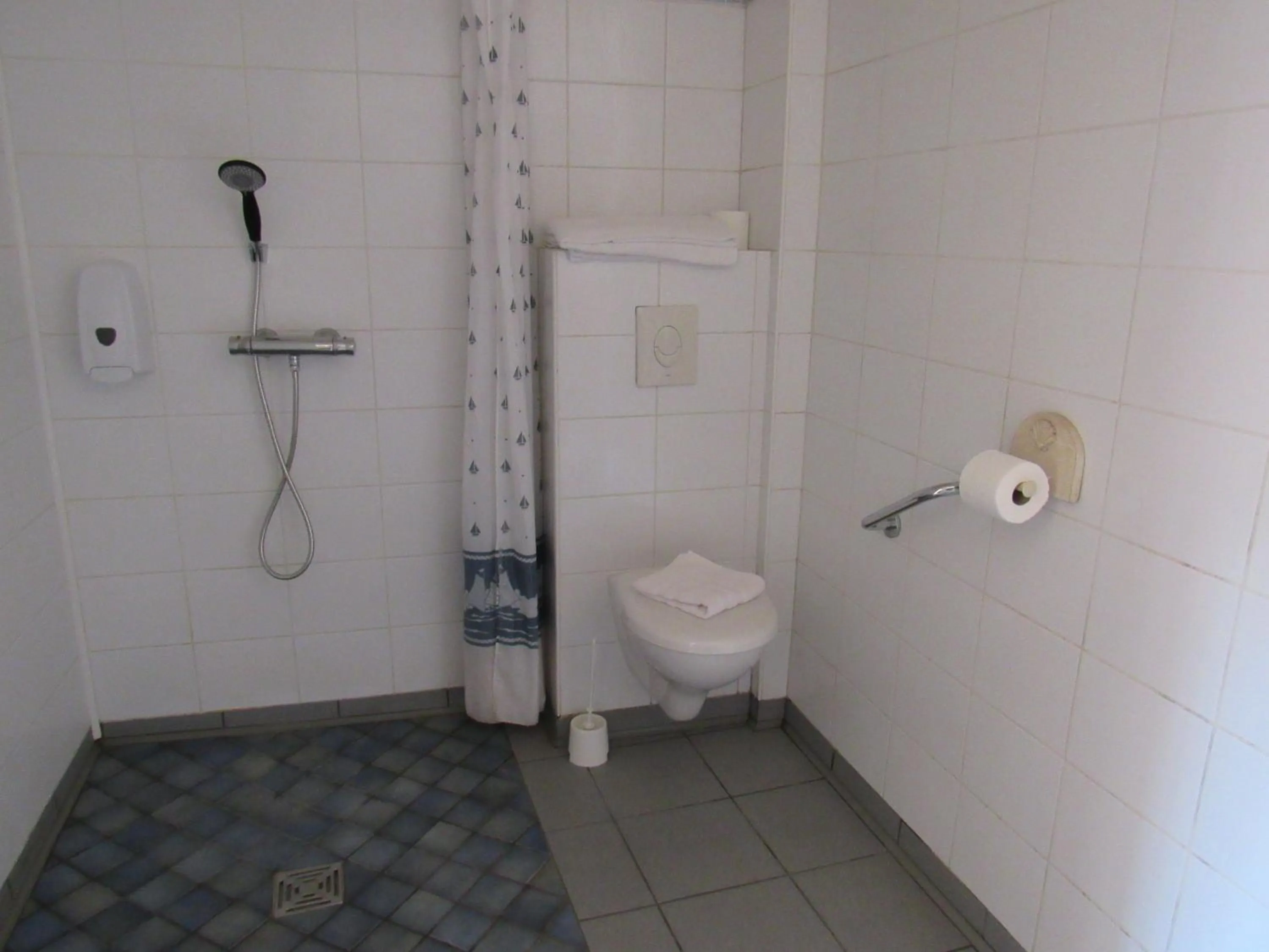 Shower in Citotel Les Sternes