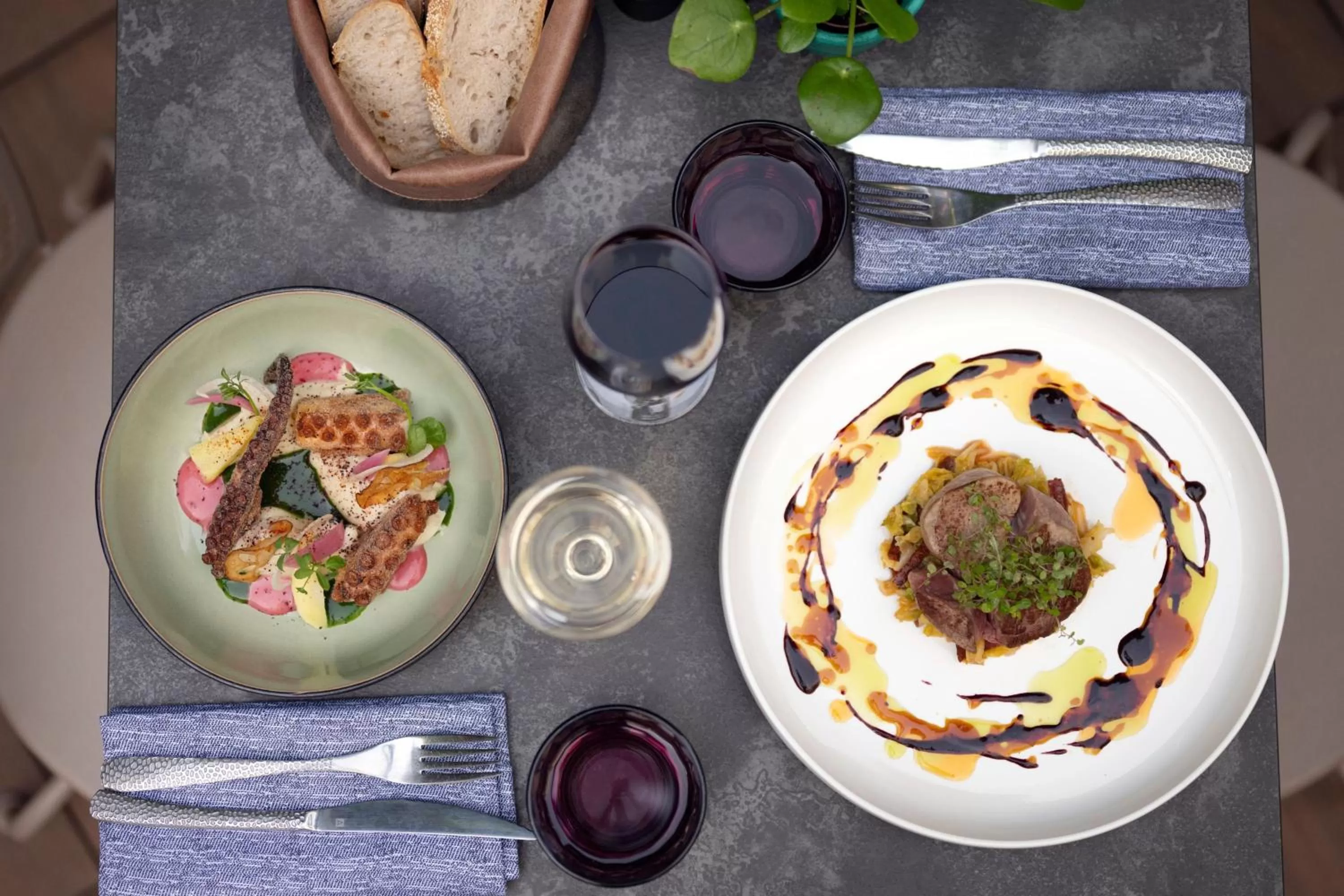 Restaurant/places to eat in Renaissance Paris Republique Hotel & Spa