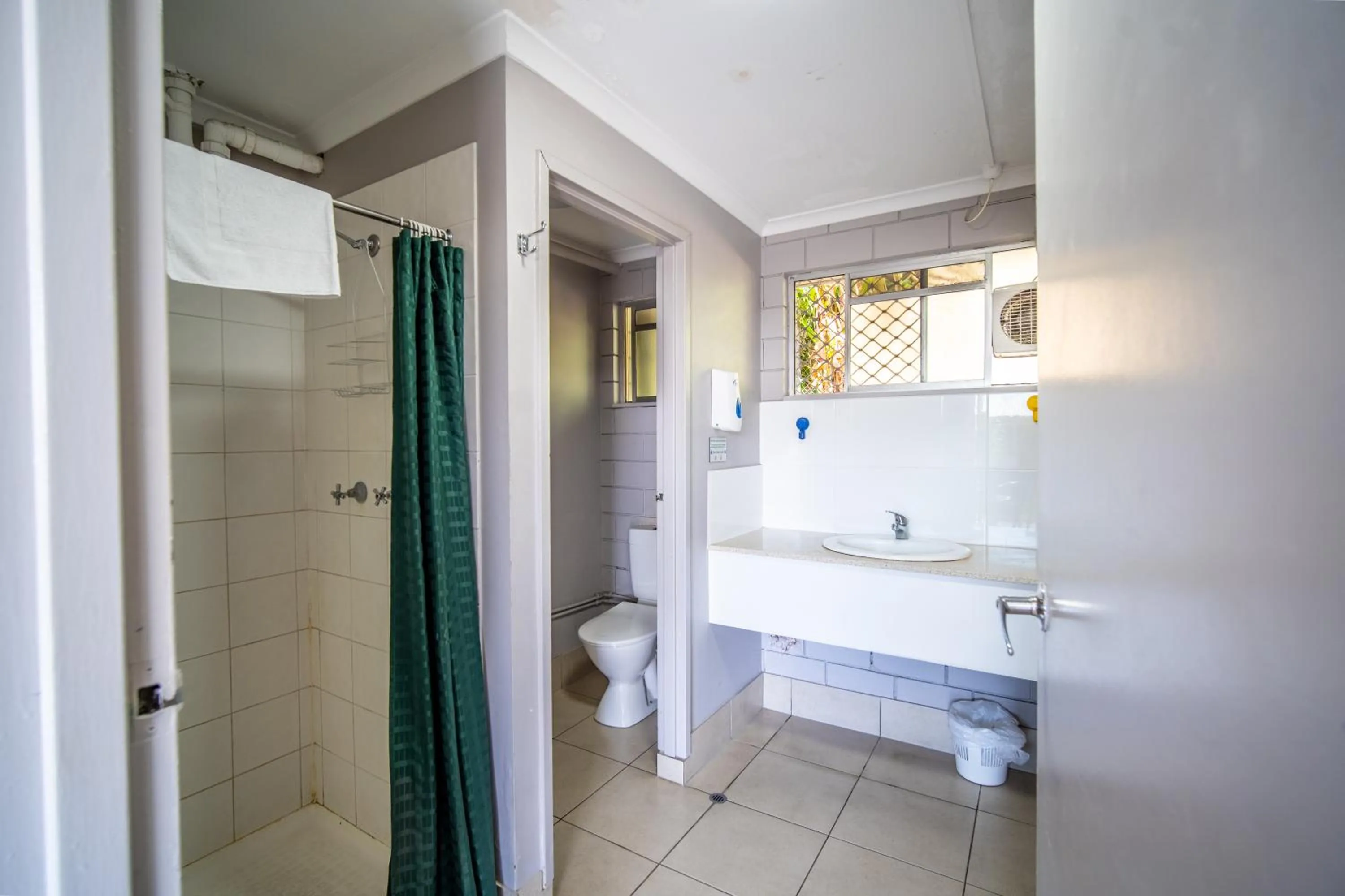 Bathroom in Airlie Beach YHA