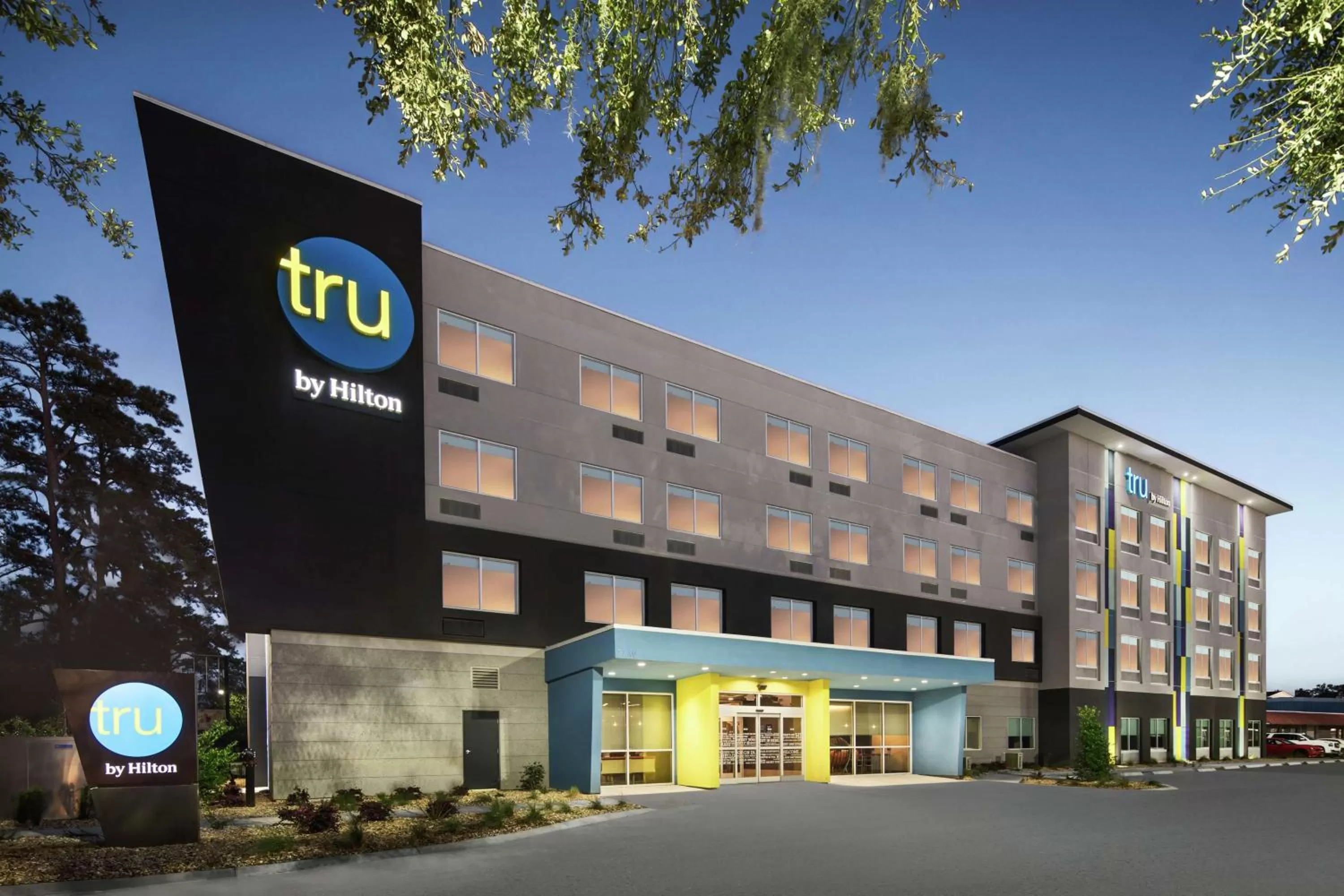 Property building in Tru By Hilton Savannah Midtown Ga