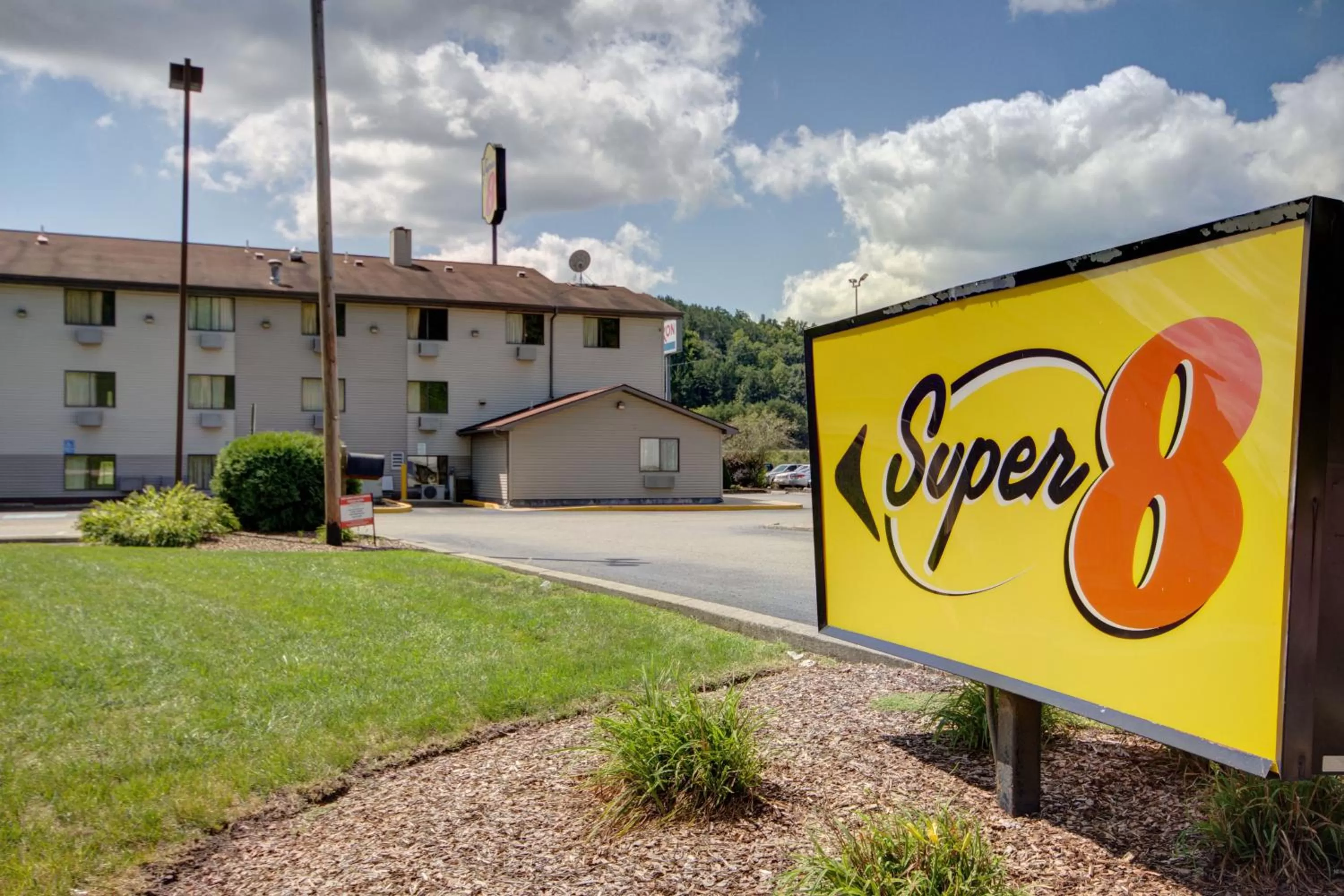 Property building in Super 8 by Wyndham Zanesville