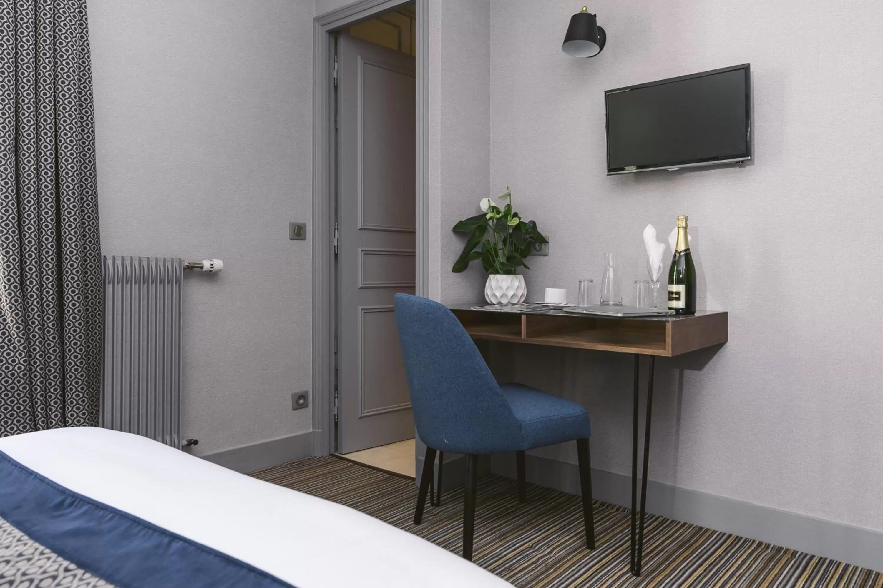 Photo of the whole room, Bed in Hotel Saint Christophe