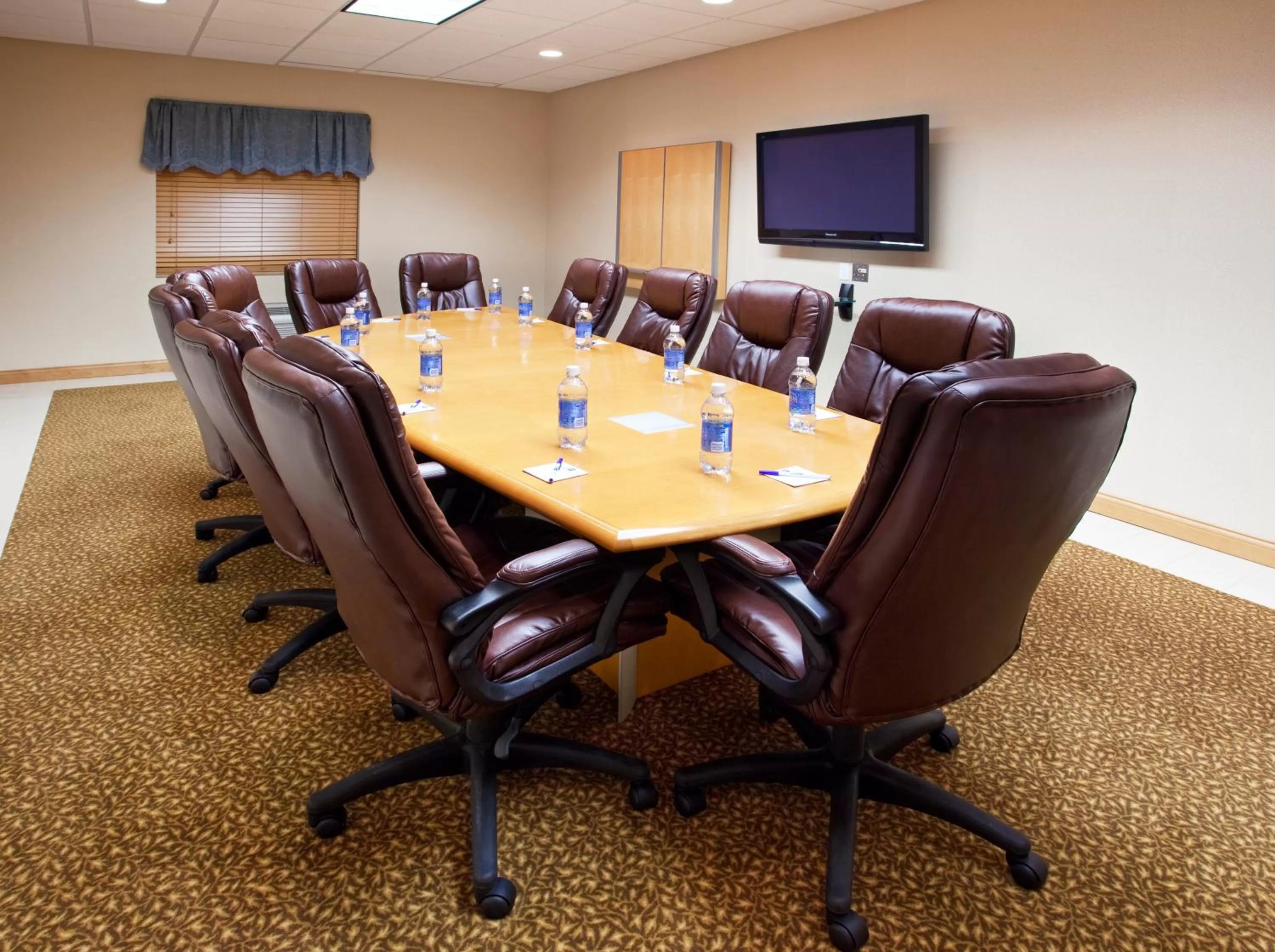 Meeting/conference room in Holiday Inn Express Hotel & Suites Chesterfield - Selfridge Area by IHG