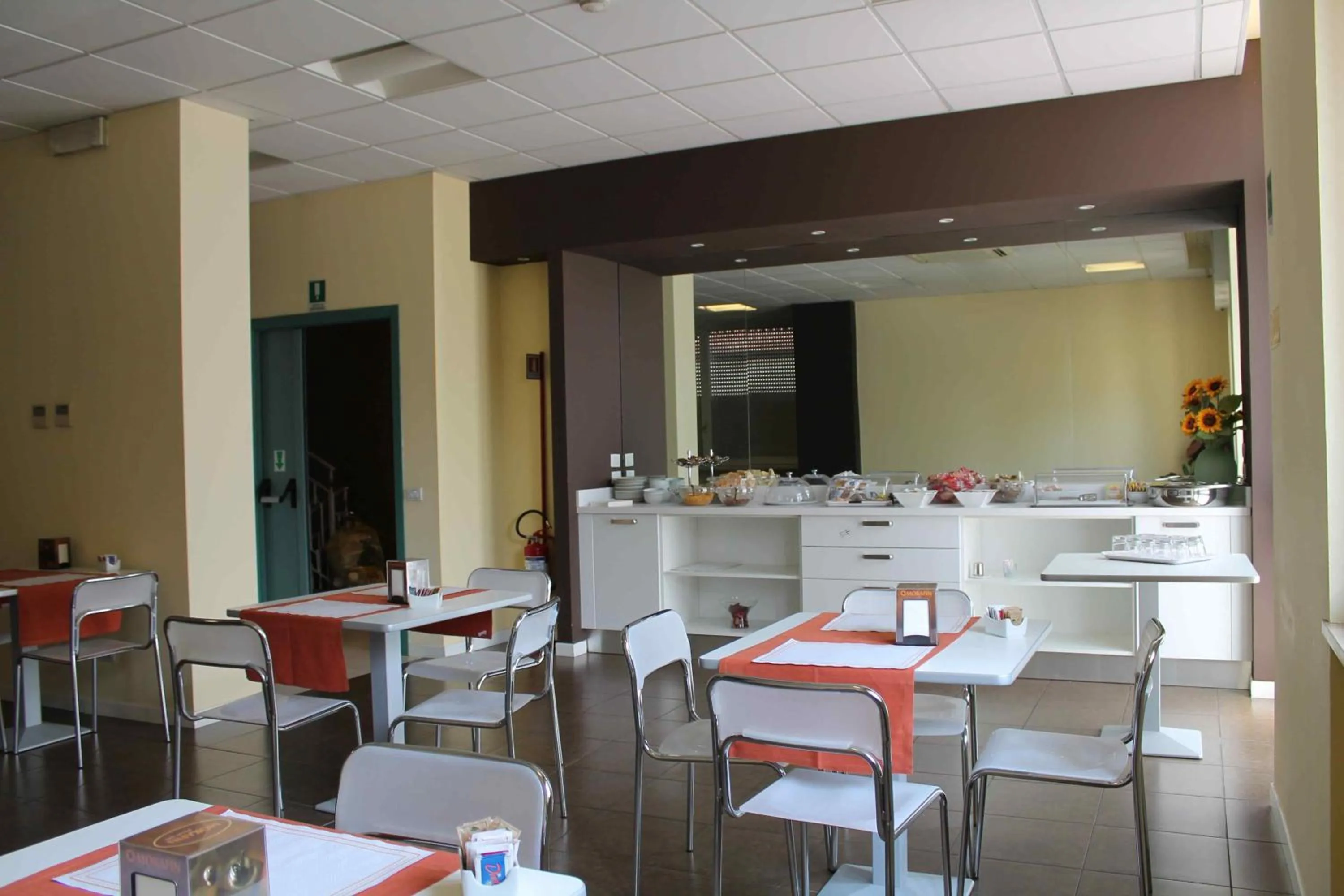 Restaurant/places to eat in Hotel Cremona Viale