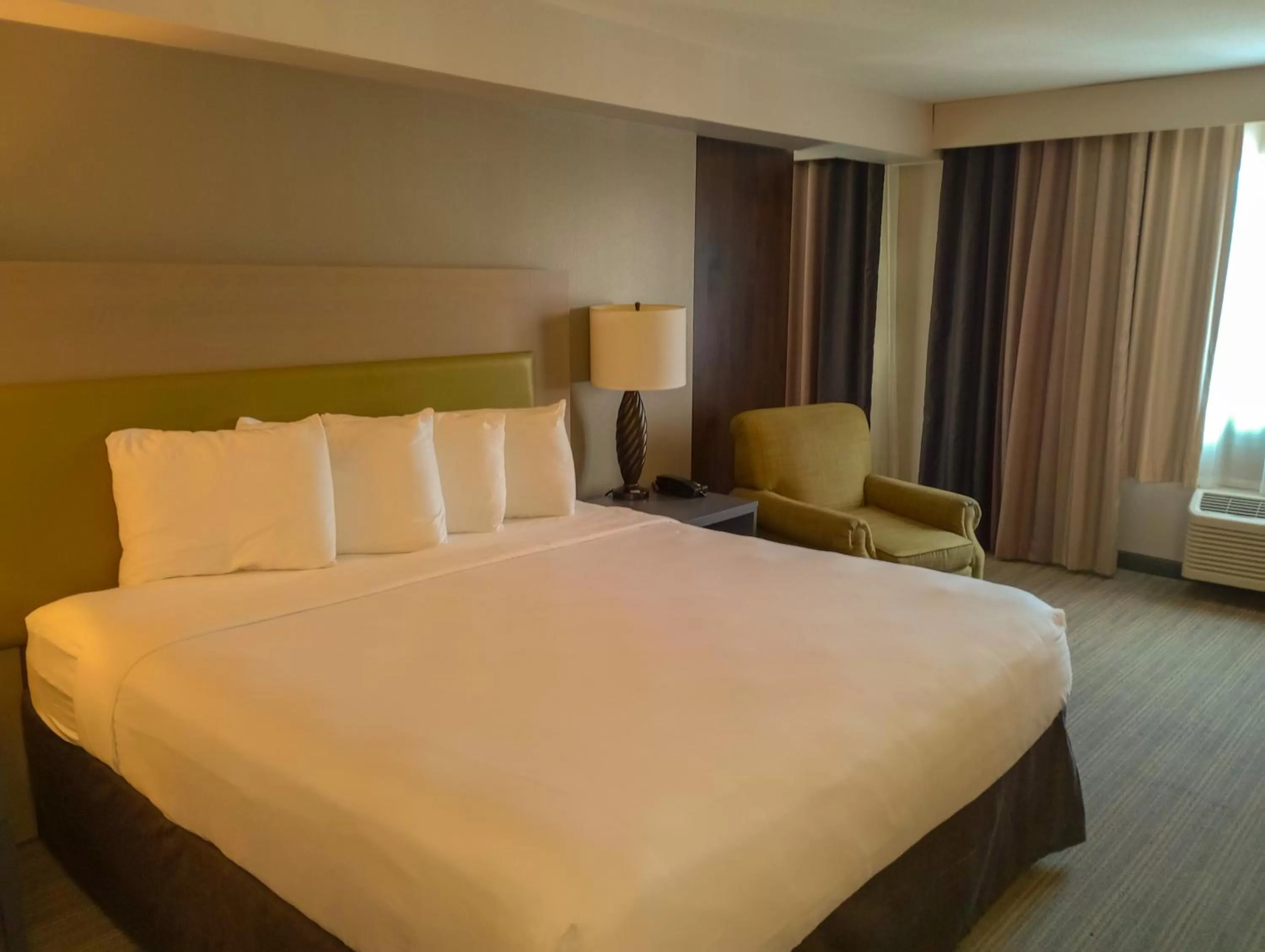 Kitchenette King Room (Non-Smoking) in Country Inn & Suites by Radisson, Portland International Airport, OR