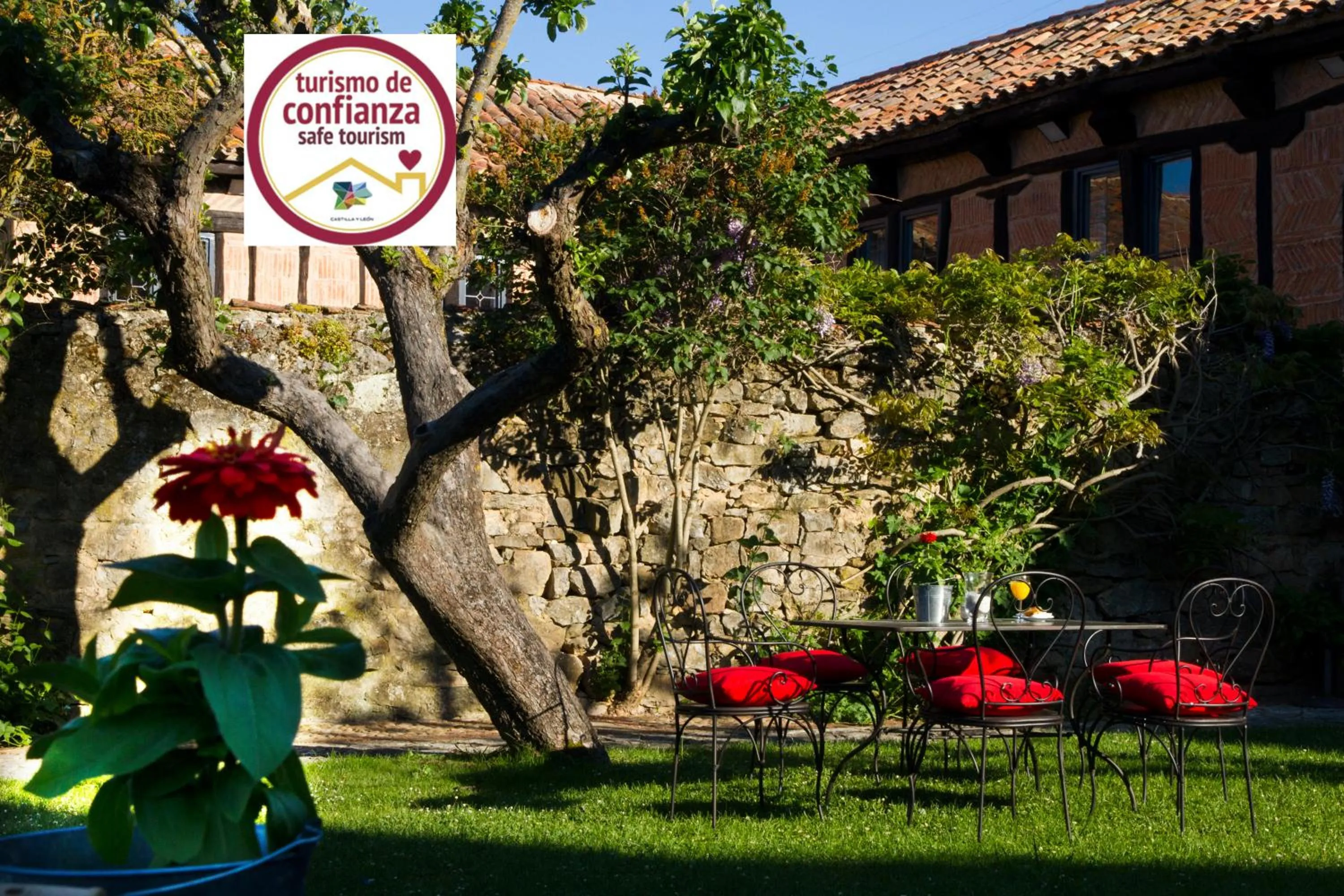 Garden in Hotel Posada Santa Maria la Real