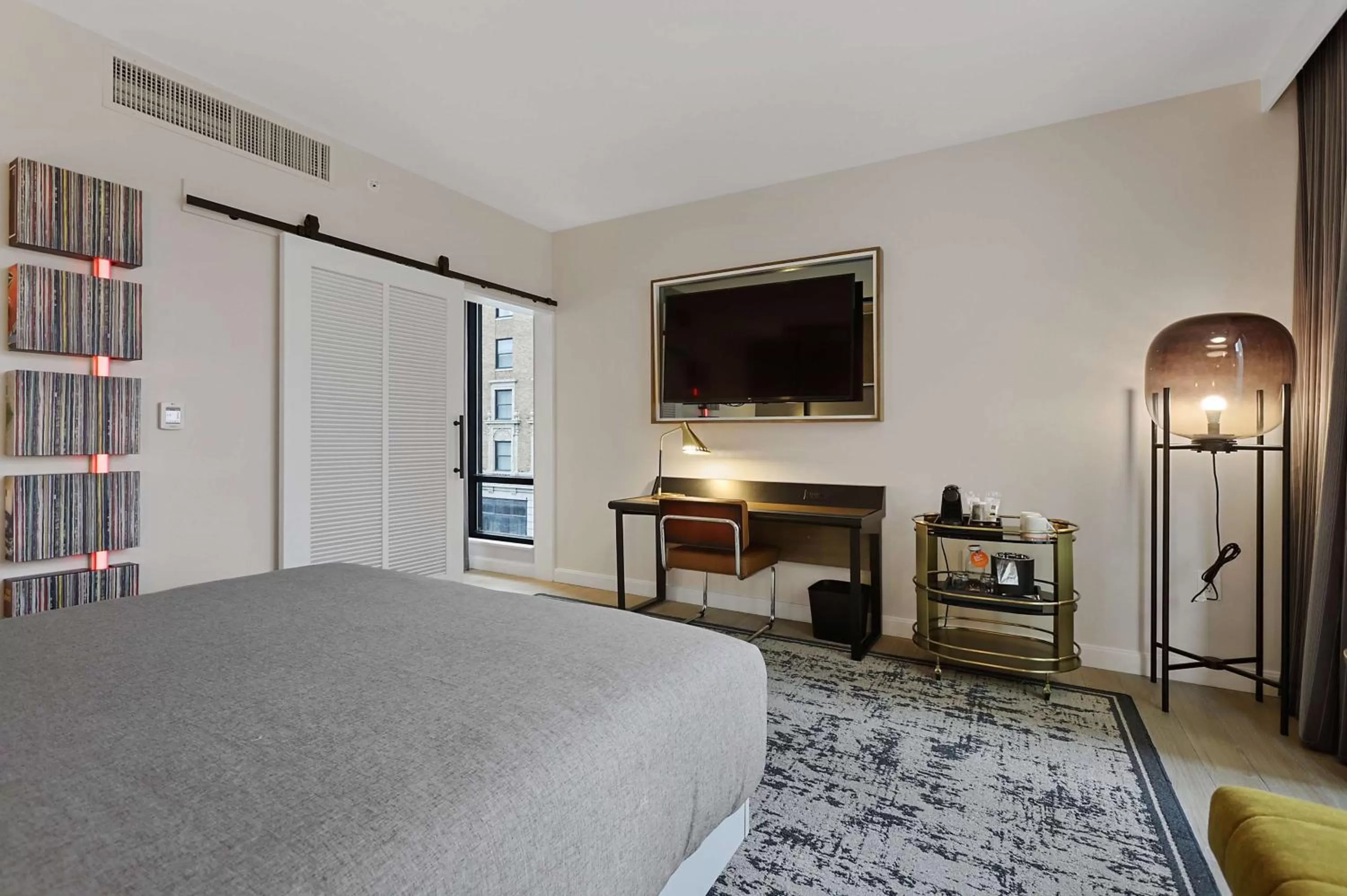 Bed in Canopy By Hilton Memphis Downtown